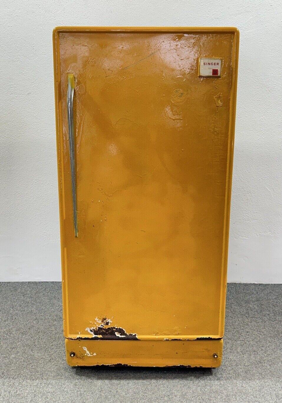 Antiker Singer-Kühlschrank aus den 1950er Jahren.


Wunderbares Restaurierungsprojekt, alles in gutem Erhaltungszustand.

Wir übernehmen keine Garantie für die Funktionstüchtigkeit des Geräts, daher bieten wir es nur zu Abholzwecken zum Verkauf