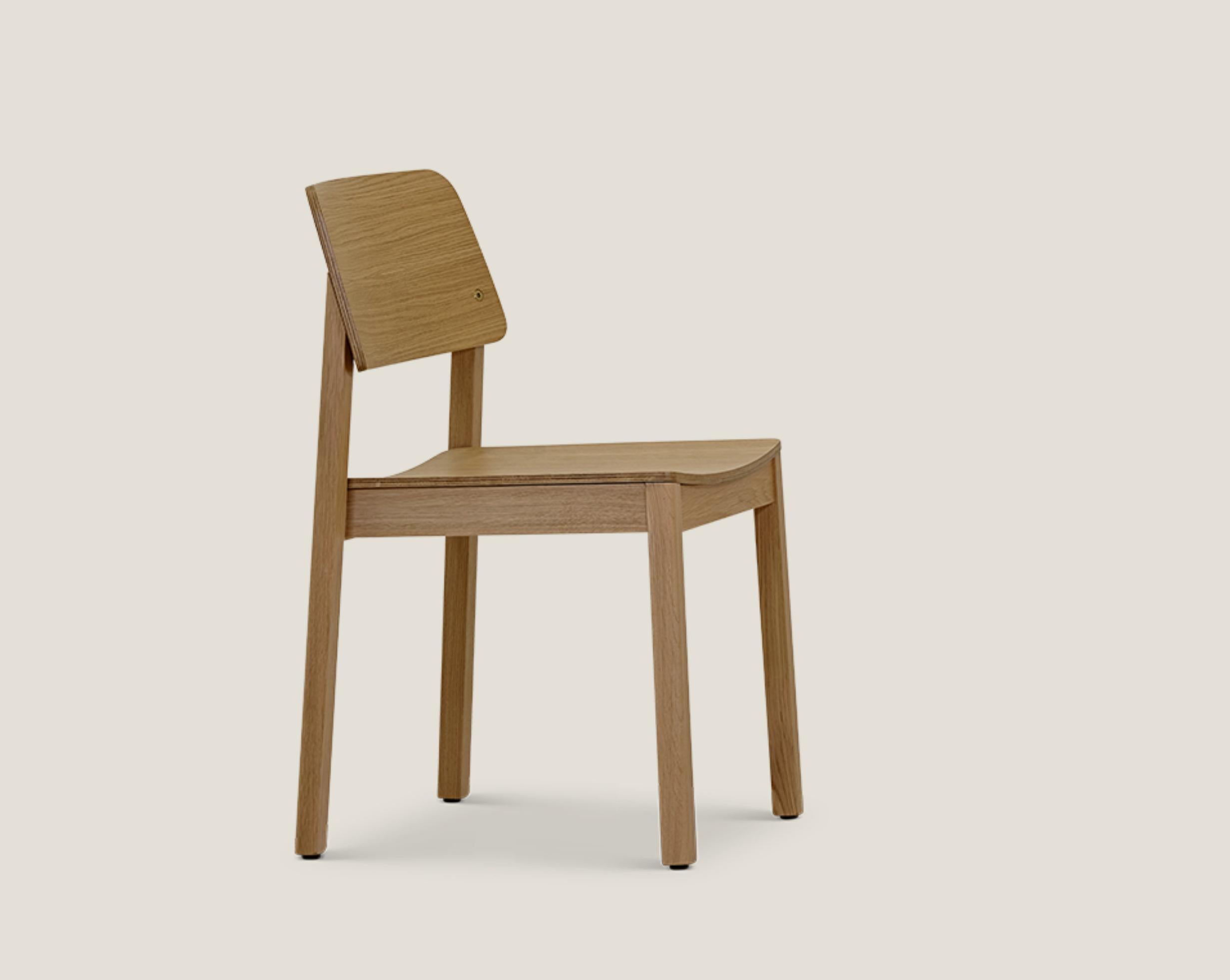 Sedia Mio di Friis e Moltke per On Collectional.

La Sedia Mio è una sedia impilabile classica e contemporanea con schienale basso. Realizzato in collaborazione con Friis & Moltke, incarna l'artigianato danese, offrendo un'estetica calda e moderna