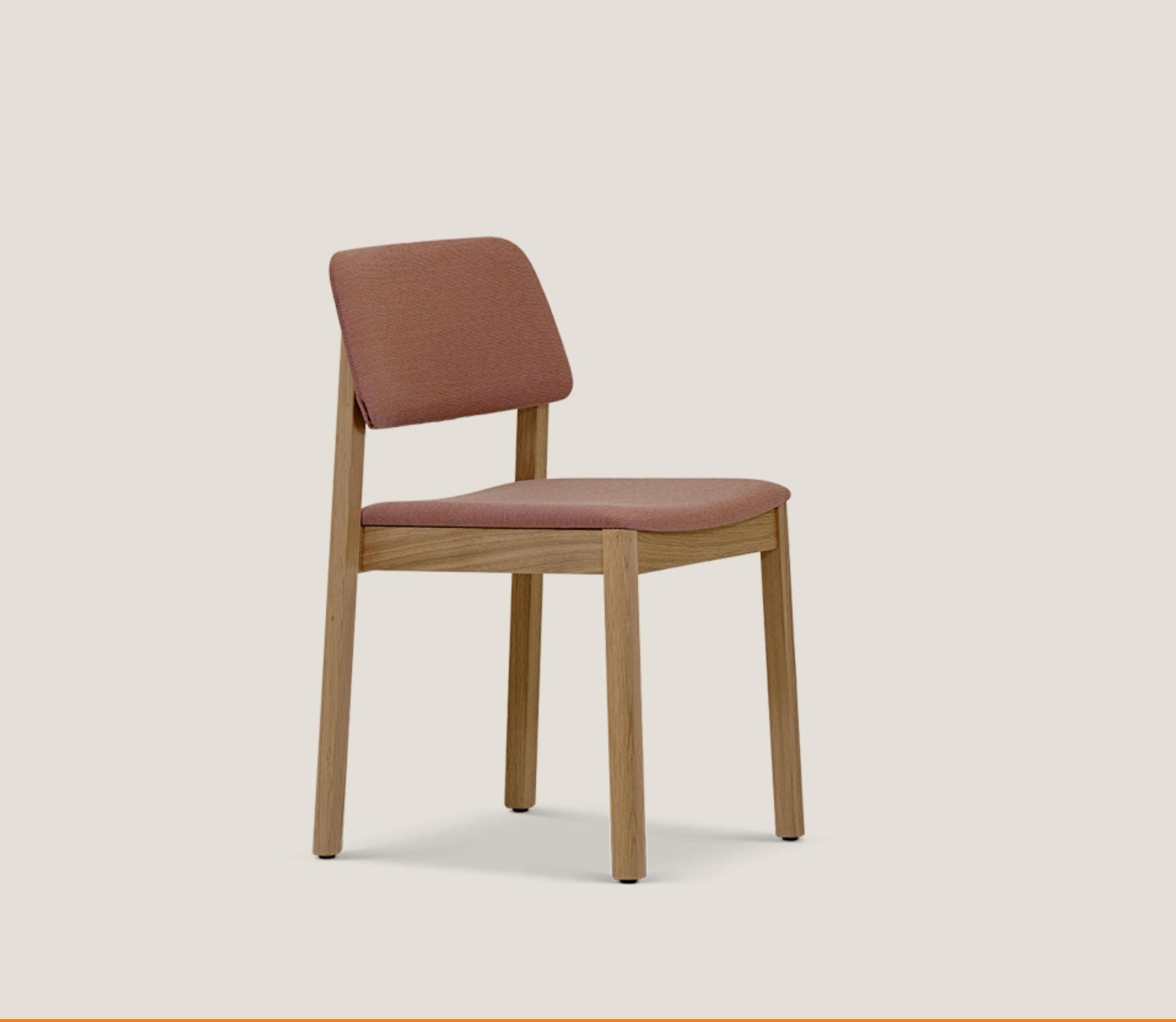 Friis and Moltke Sedia Mio Tappezzata Bianca Per One Collectional 

La Sedia Mio è una sedia impilabile classica e contemporanea con schienale basso. Realizzato in collaborazione con Friis & Moltke, incarna l'artigianato danese, offrendo un'estetica