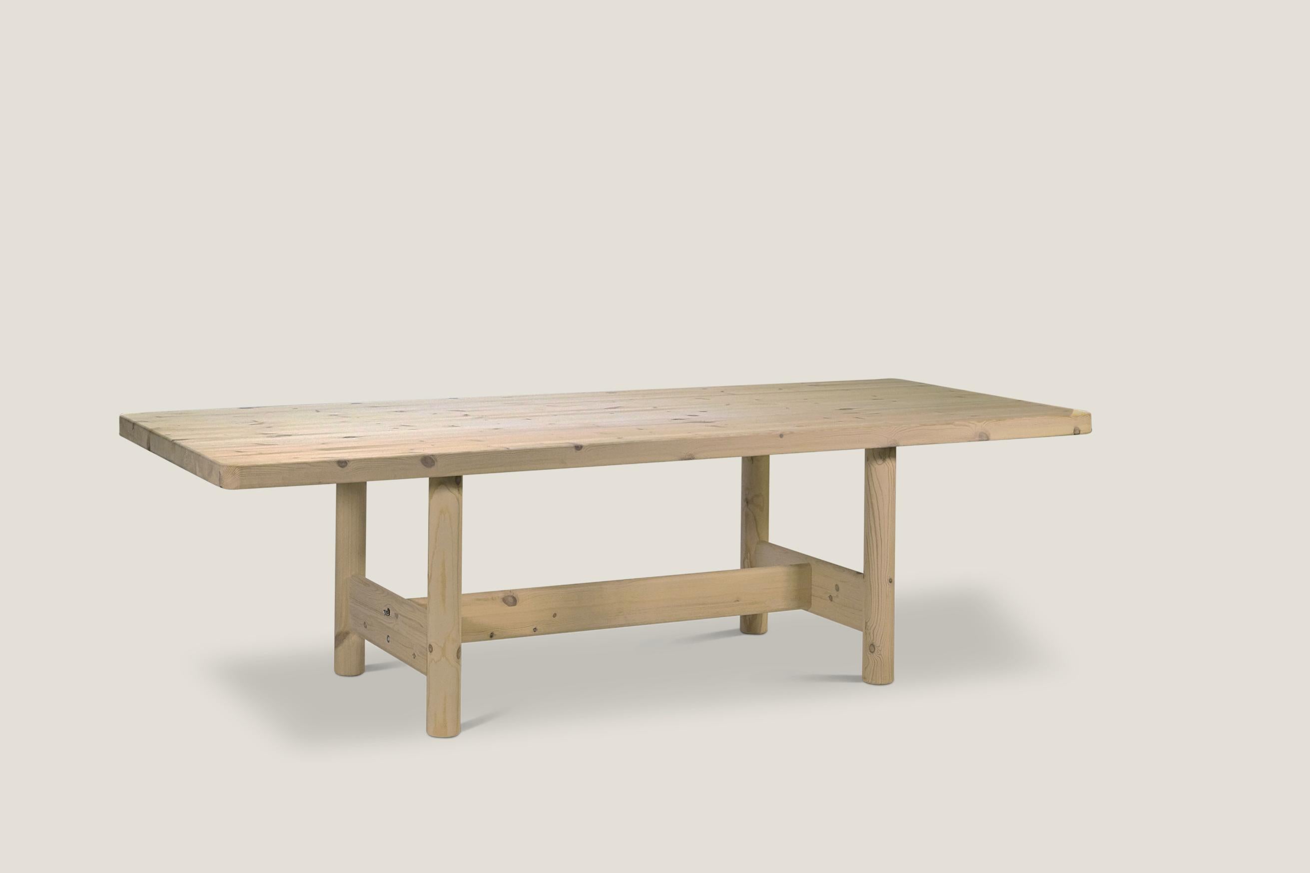 Friis und Moltke Nordsee-Tisch für eine Kollektion

Die Nordsø-Serie wurde 1976 entworfen und besteht aus Bänken mit und ohne Rückenlehne sowie aus langen Tischen, die aus massiver nordischer Kiefer gefertigt sind. Für die Möbel wird ausschließlich