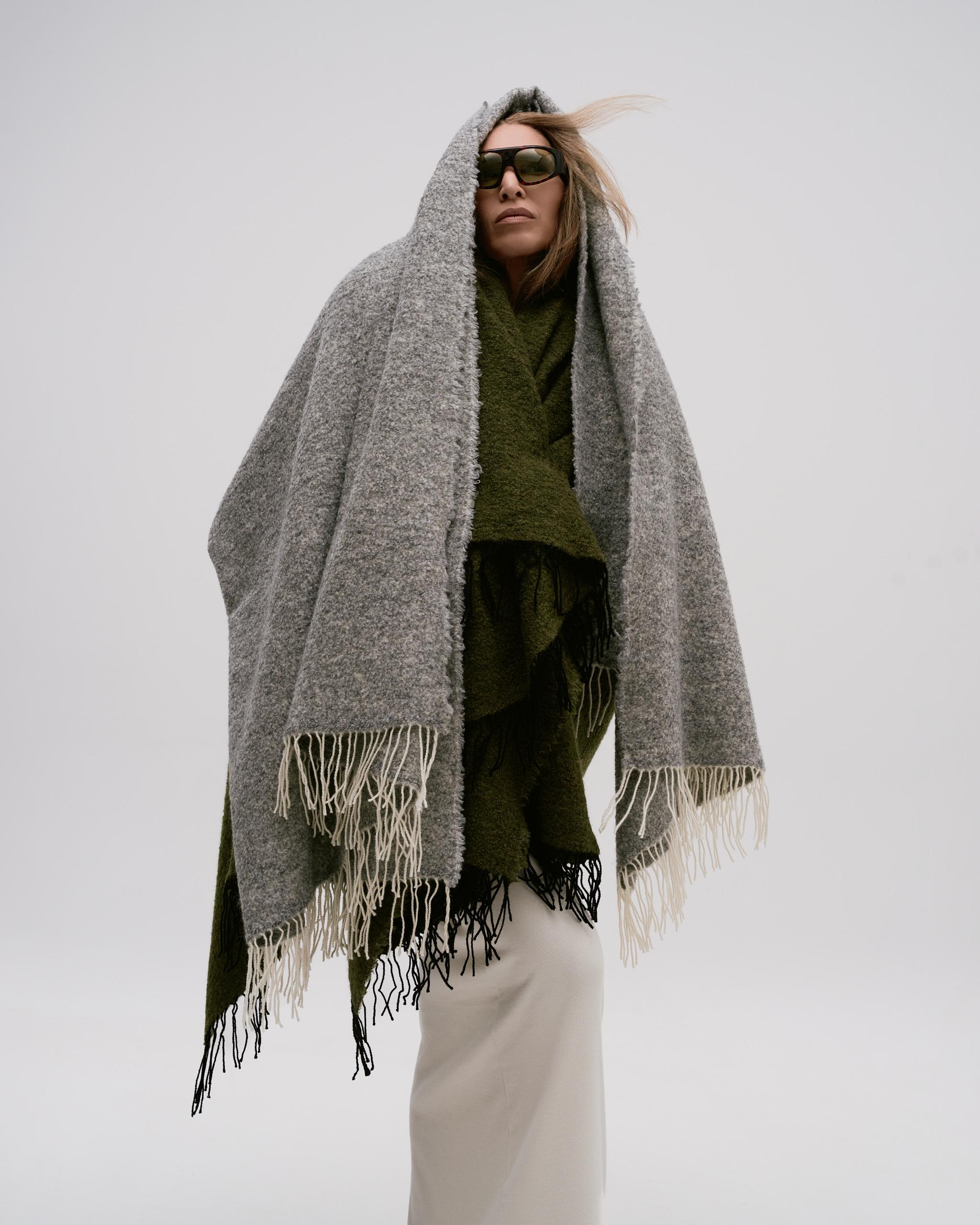 Fringe Bouclé Throw Gray (Italienisch) im Angebot