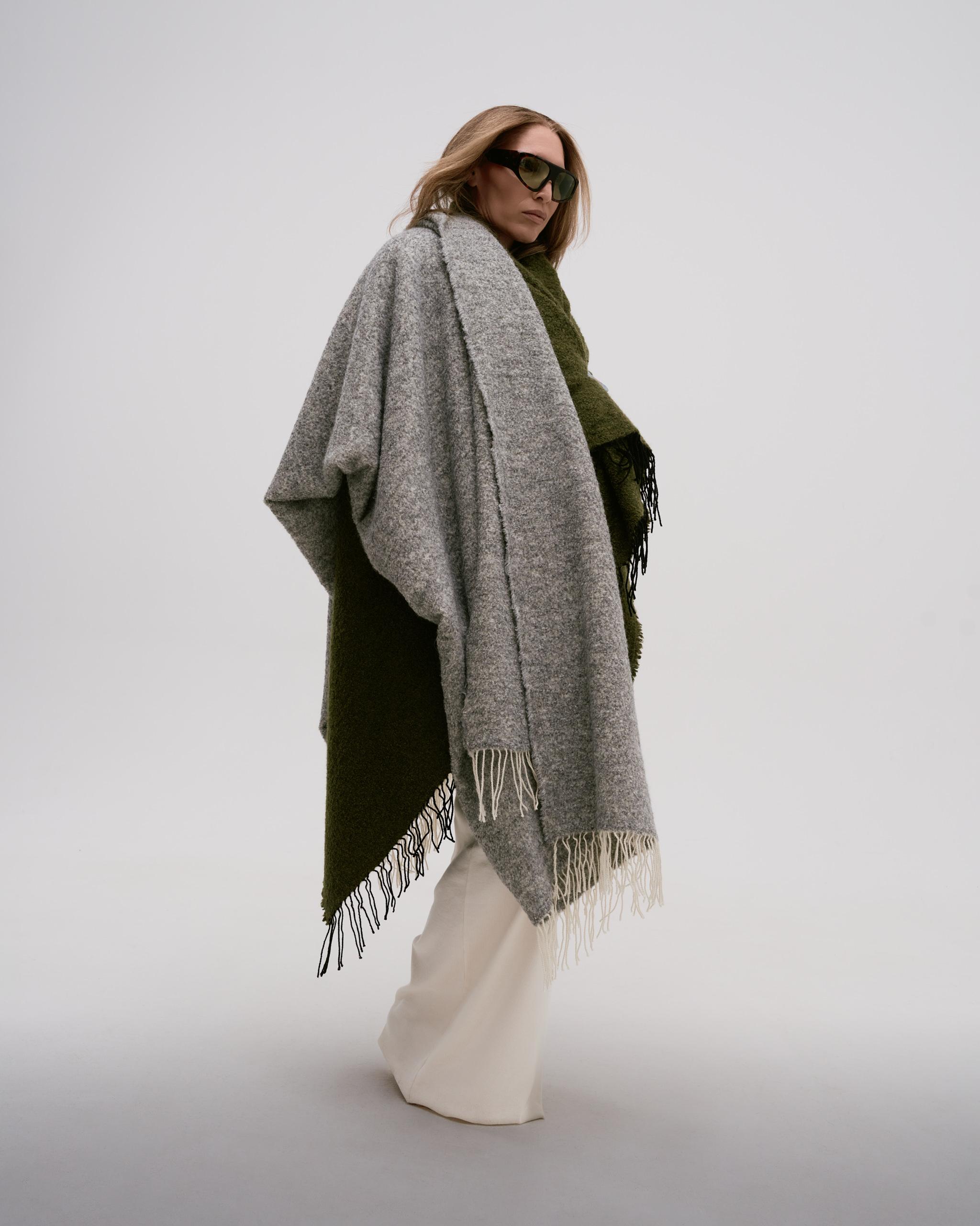 Fringe Bouclé Throw Gray (Gewebt) im Angebot