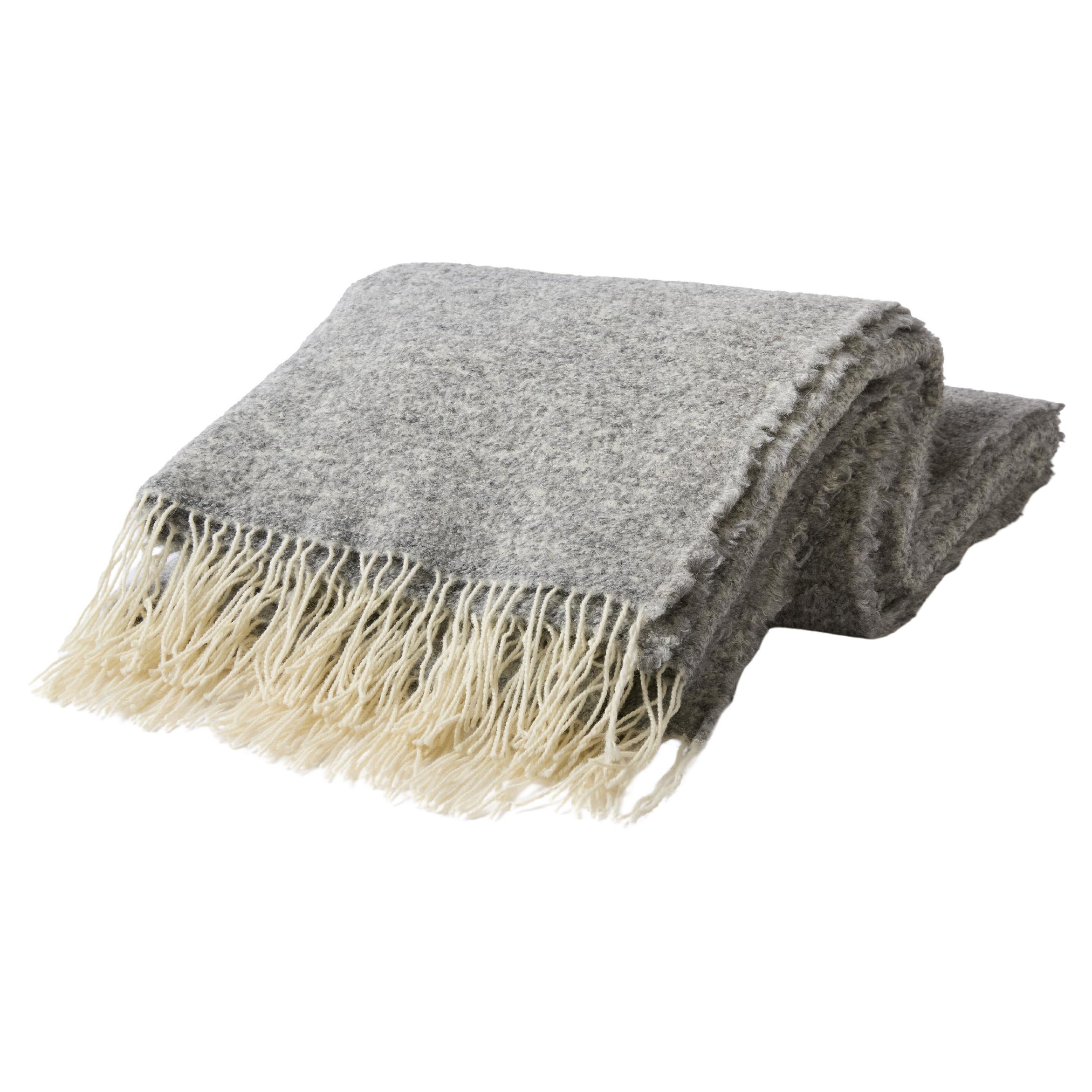 Fringe Bouclé Throw Gray im Angebot