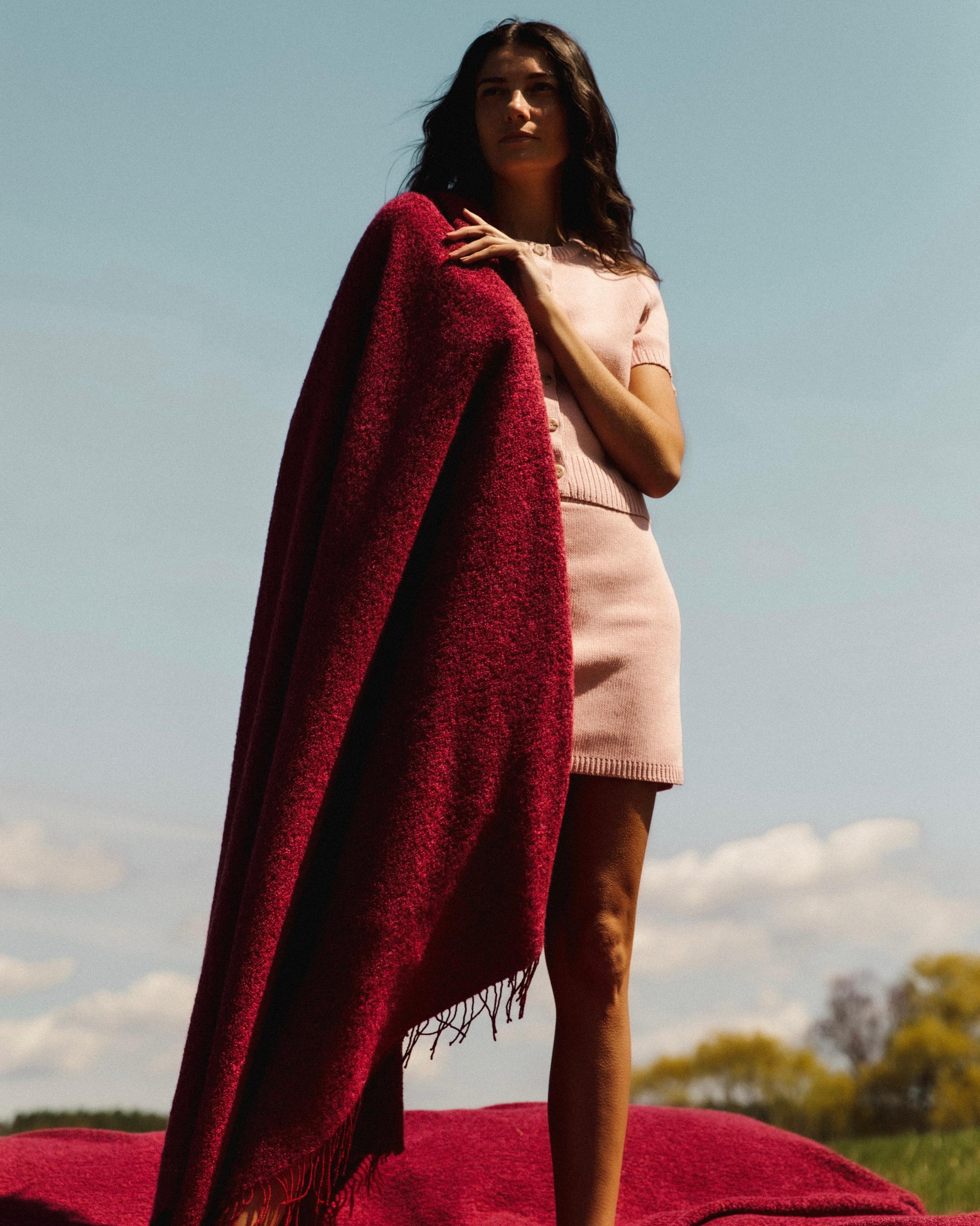 Lenzuolo Bouclé con frange in fucsia In condizioni Nuovo in vendita a San Francisco, CA