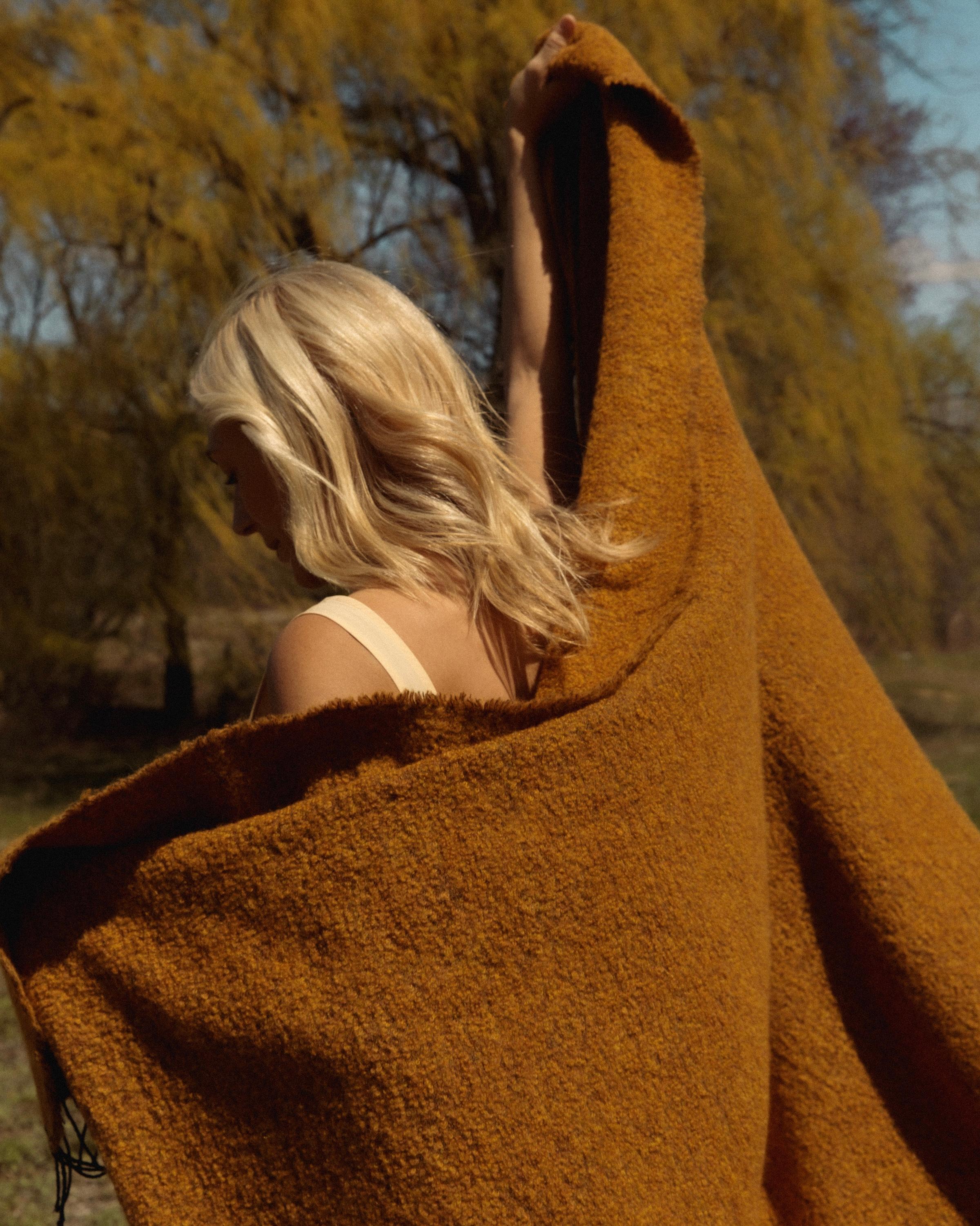 Lenzuolo con frange in bouclé color ocra In condizioni Nuovo in vendita a San Francisco, CA