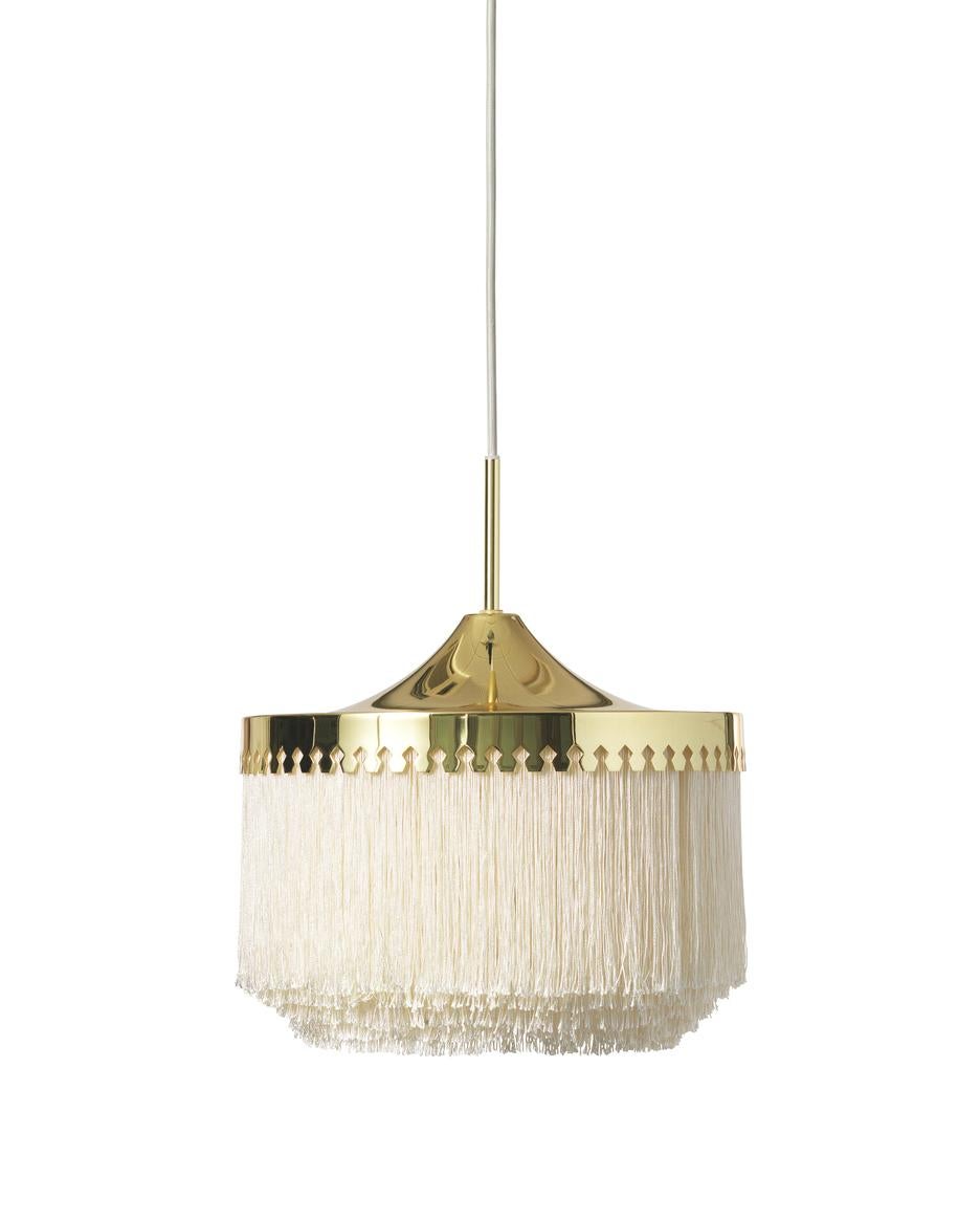 Fringe cream white large pendant by Warm Nordic
Dimensions: D 30 x H 28 cm
Material: Brass plated steel, Viscose fringes
Weight: 1 kg
Also available in different colours and dimensions.

An iconic pendant lamp with sophisticated fringes, created in