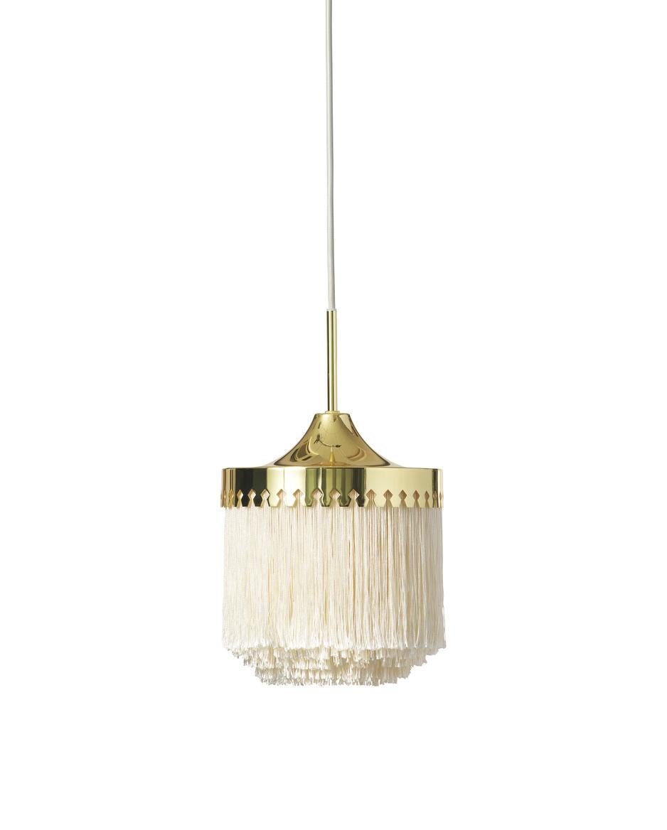 Fringe cream white small pendant by Warm Nordic
Dimensions: D 20 x H 27 cm
Material: Brass plated steel, Viscose fringes
Weight: 1 kg
Also available in different colours and dimensions.

An iconic pendant lamp with sophisticated fringes,