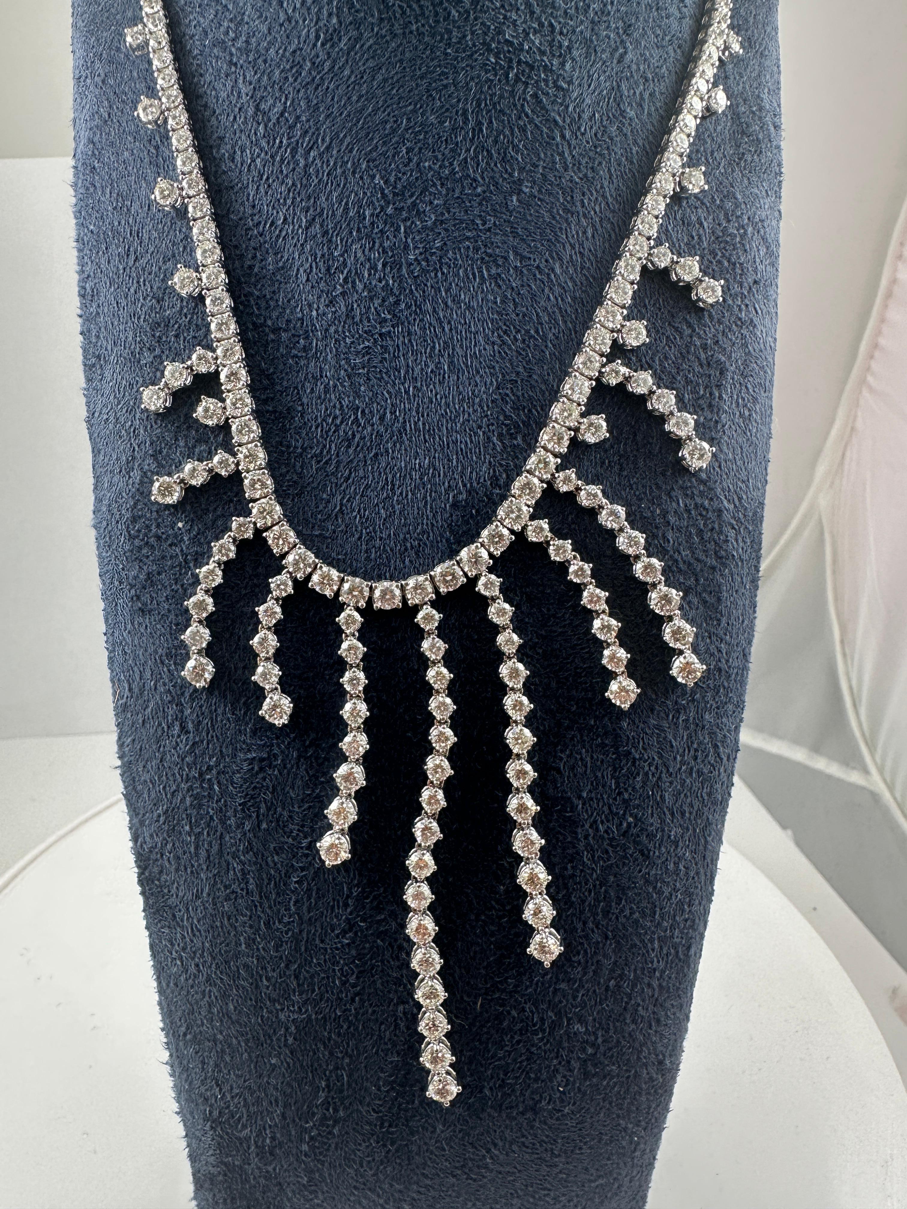 Audace, brillante e dal design immacolato, questa collana con diamanti a frangia mette in mostra un'abbagliante cascata di diamanti tondi taglio brillante, magistralmente incastonati in pregiato oro bianco 18 carati. Con un peso totale di 22.40