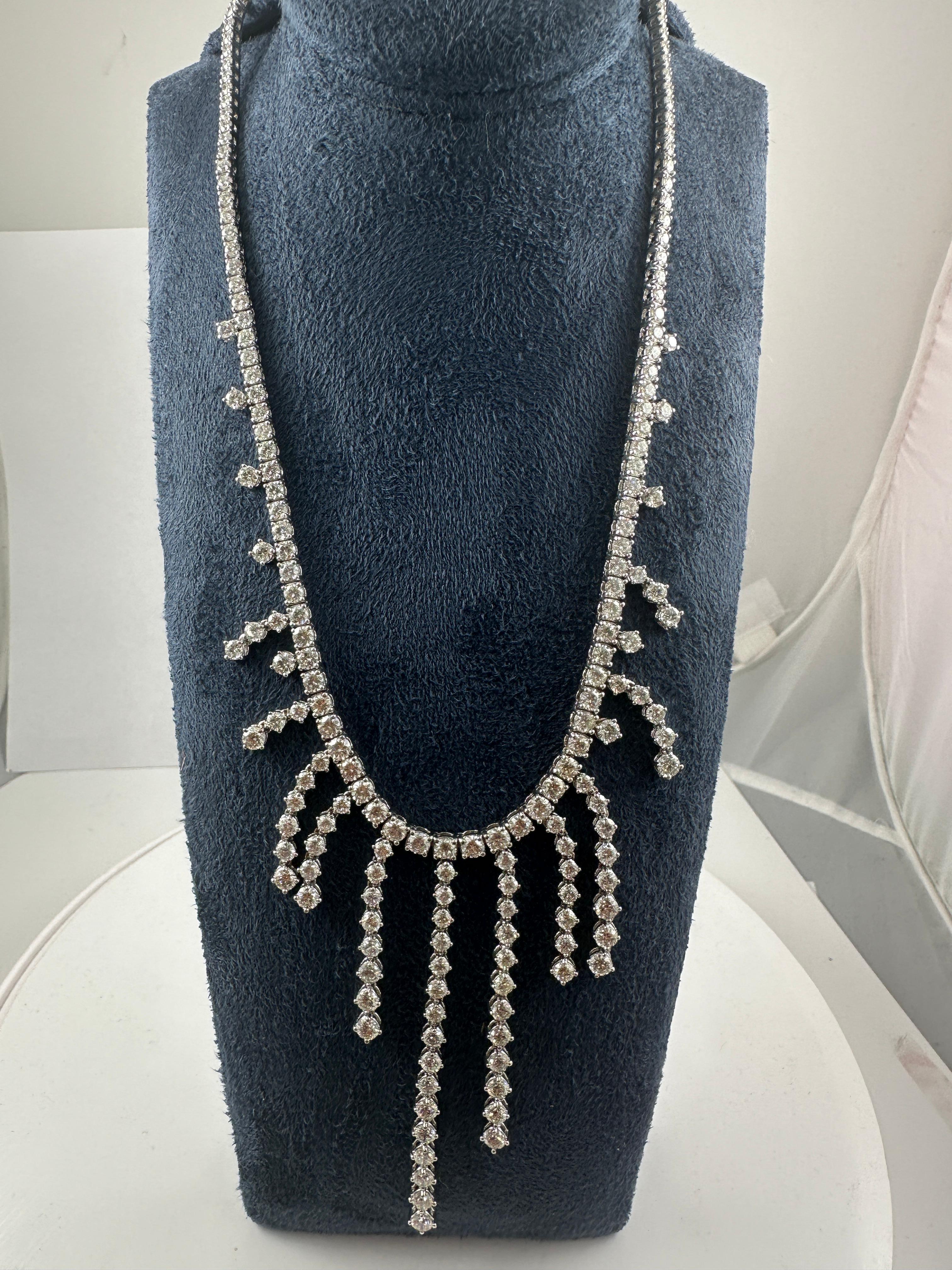 Collana con diamanti a frangia in oro bianco 18 carati, 22,40 carati In condizioni Nuovo in vendita a New York, NY