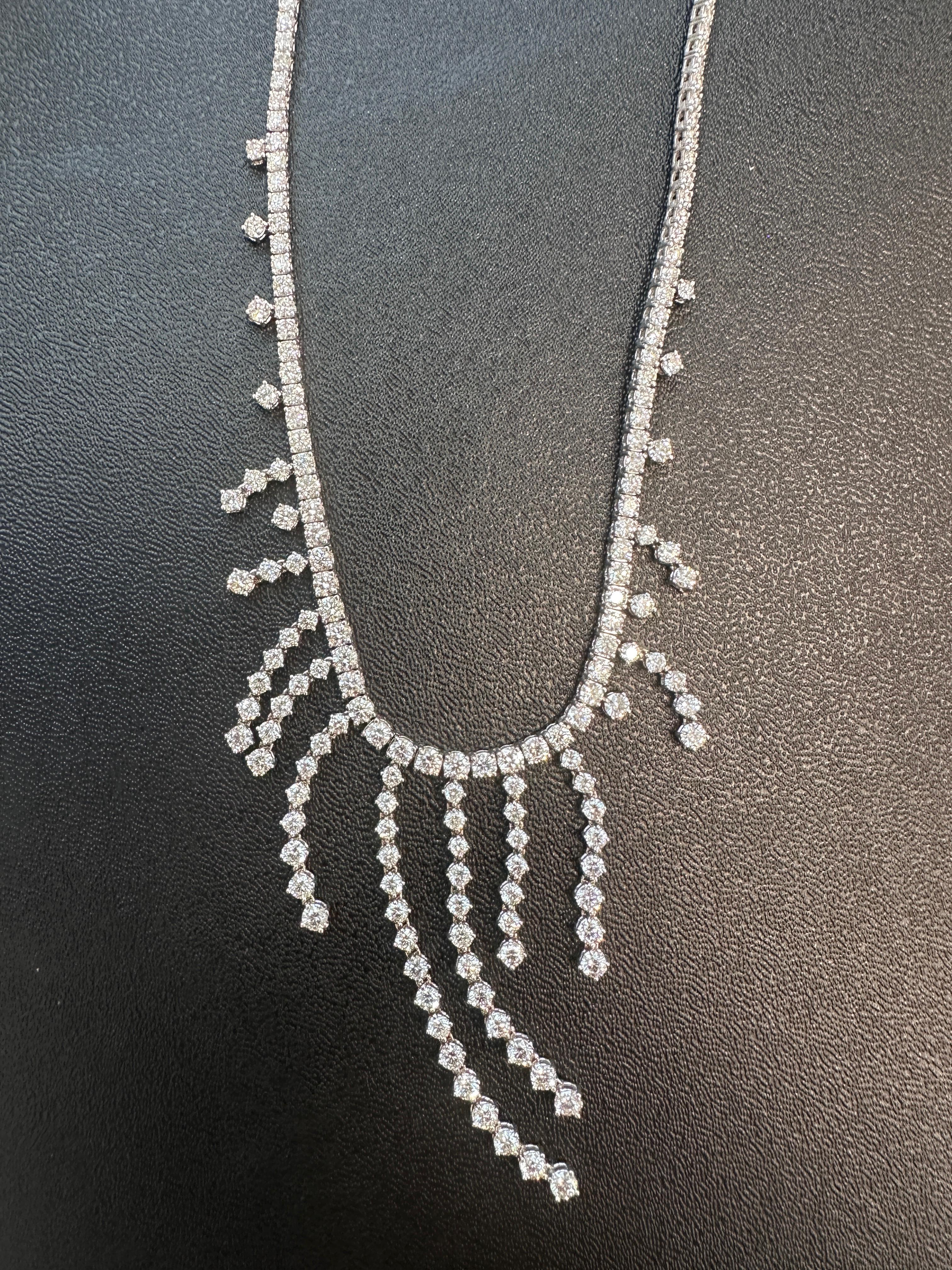 Donna Collana con diamanti a frangia in oro bianco 18 carati, 22,40 carati in vendita