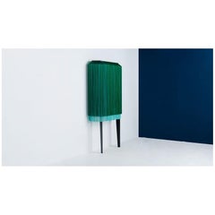 Fringe, Armario de Pared de Lujo Verde con Dos Patas, Fabricado en Francia