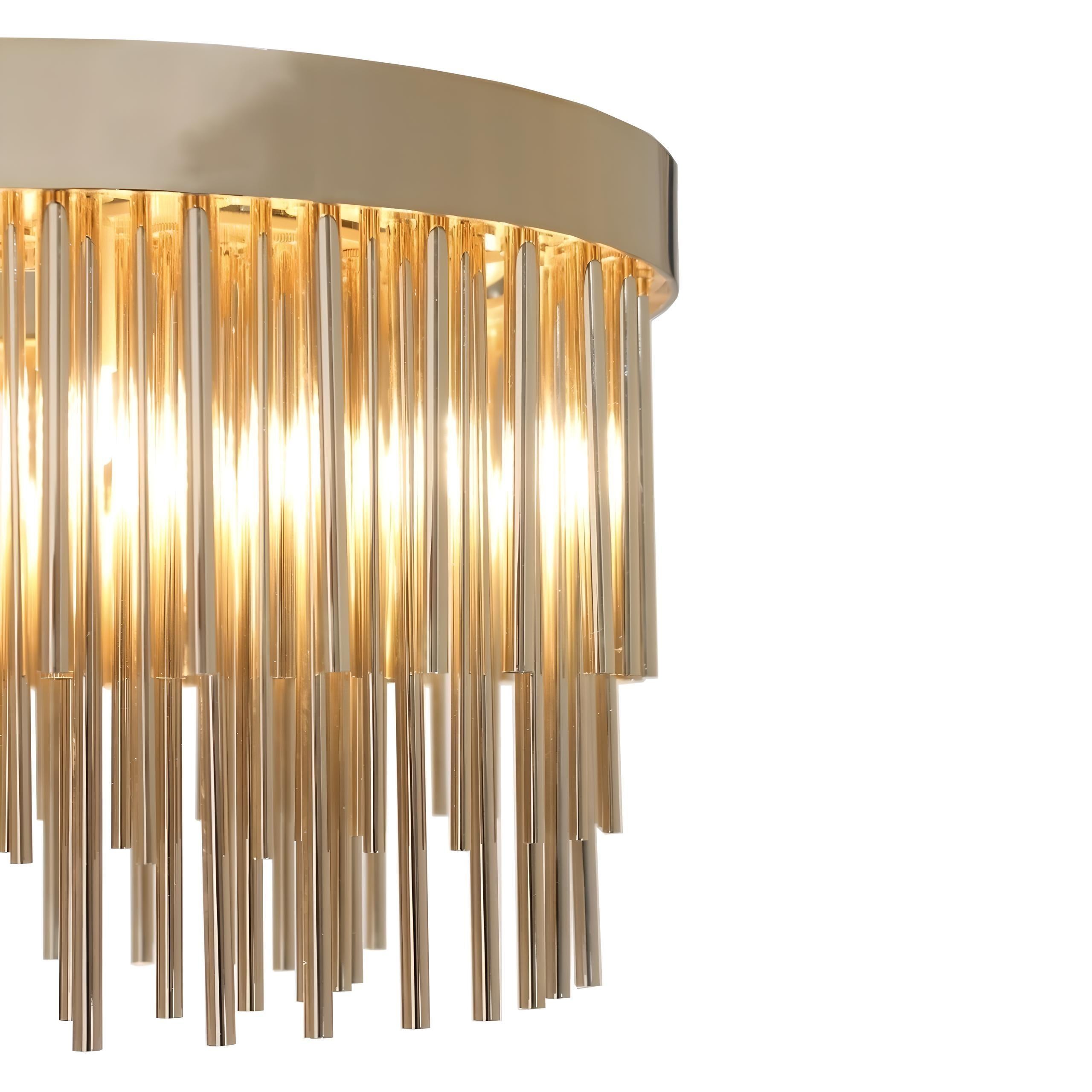 Questa lampada a sospensione è un'accattivante fusione di eleganza art-deco e stile contemporaneo. I suoi tubi in ottone placcato oro creano una silhouette sorprendente e lussuosa. Il gioco di forme geometriche e linee fluide aggiunge un tocco di