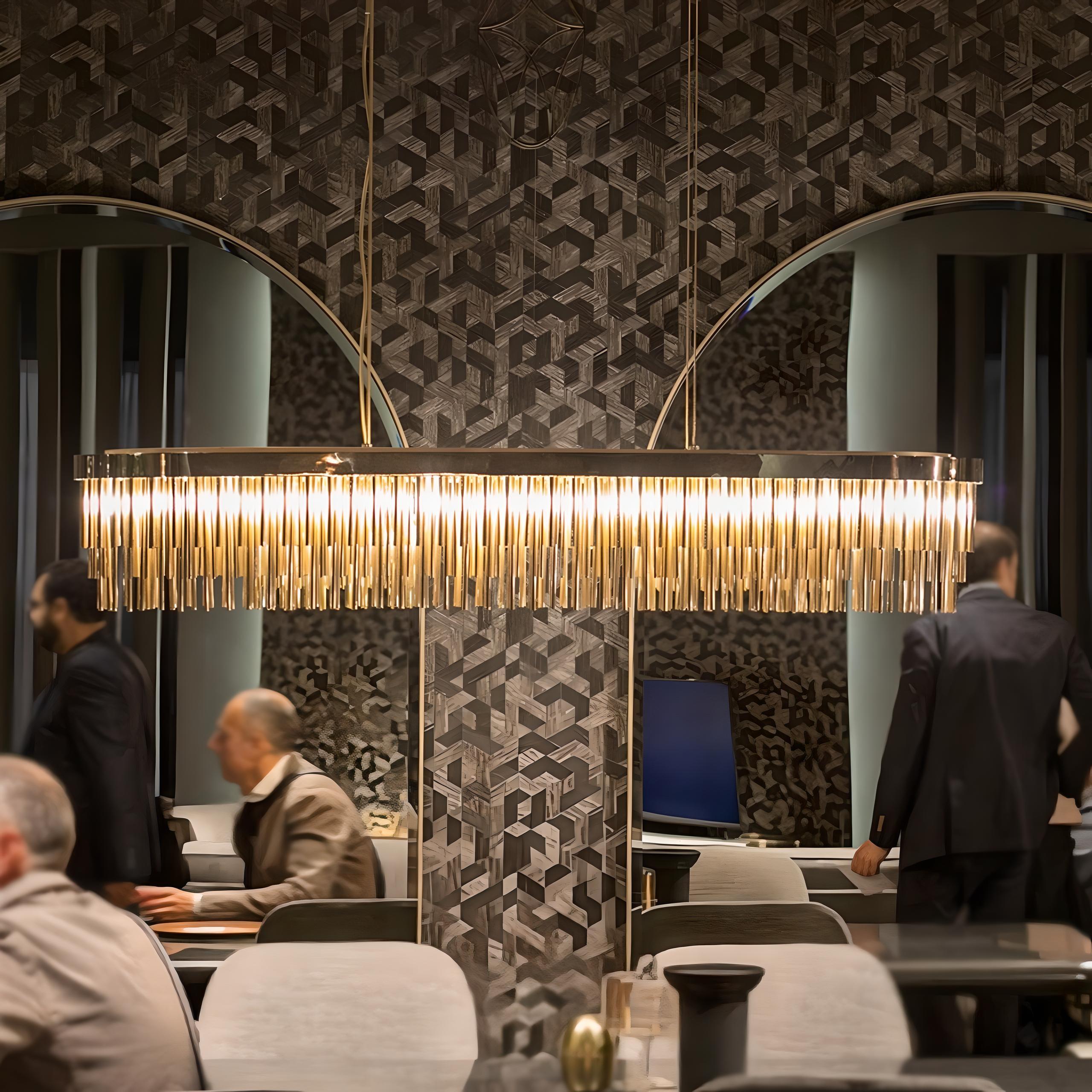 Portoghese Lampada a sospensione lineare Fringe con tubi in ottone placcati in oro in vendita