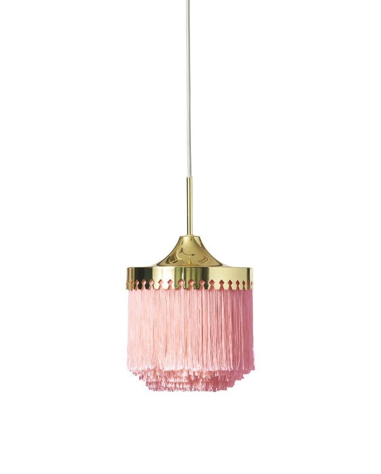 Fringe pale pink small pendant by Warm Nordic
Dimensions: D 20 x H 27 cm
Material: Brass plated steel, Viscose fringes
Weight: 1 kg
Also available in different colours and dimensions.

All our lamps can be wired according to each country. If