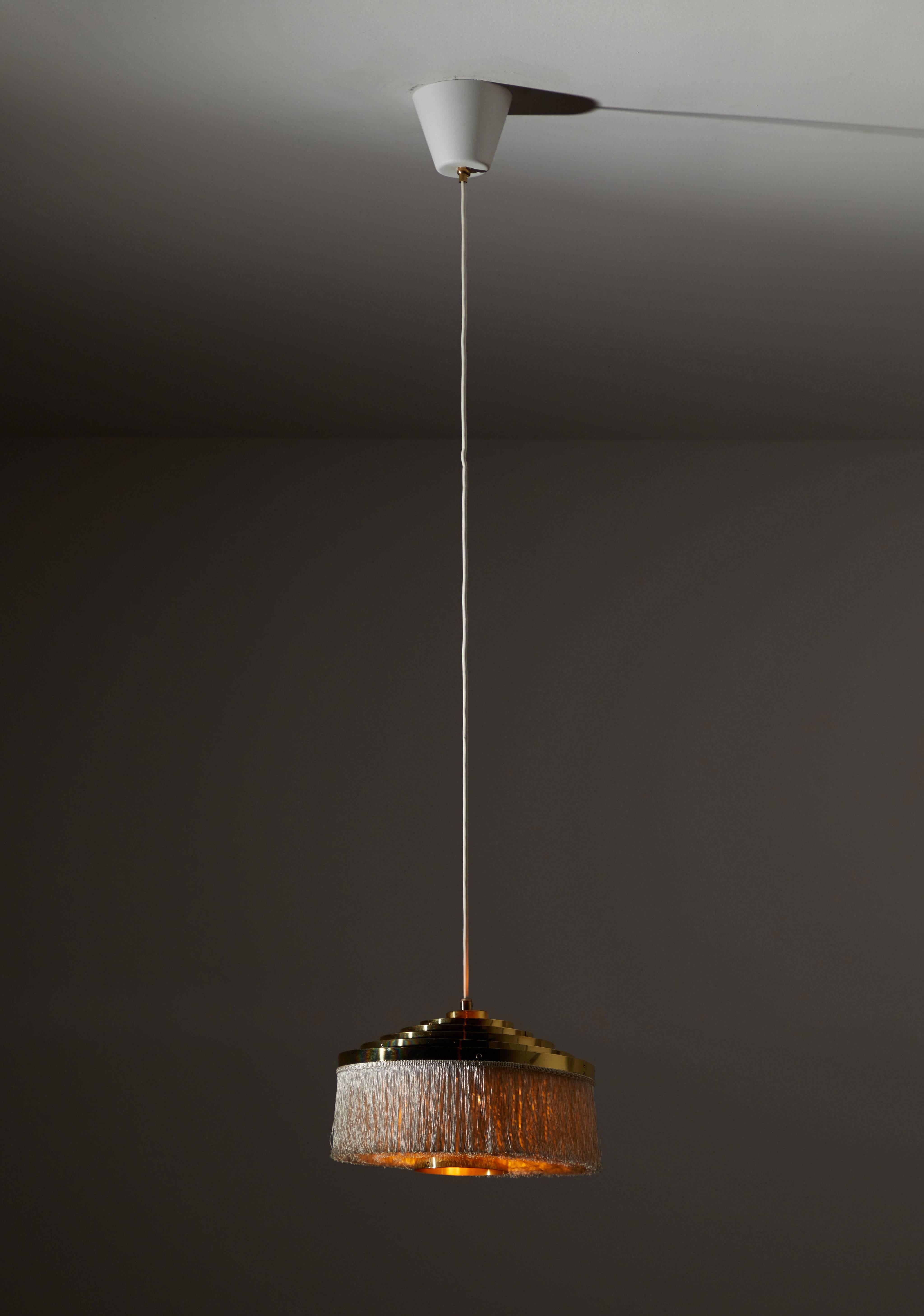 Ciondolo a frangia di Hans-Agne Jakobsson, Markaryd. Progettato in Svezia negli anni '60 circa. Ottone con cordone di seta con frange, telaio in ottone e baldacchino originale in metallo smaltato. Ricablato per le scatole di derivazione