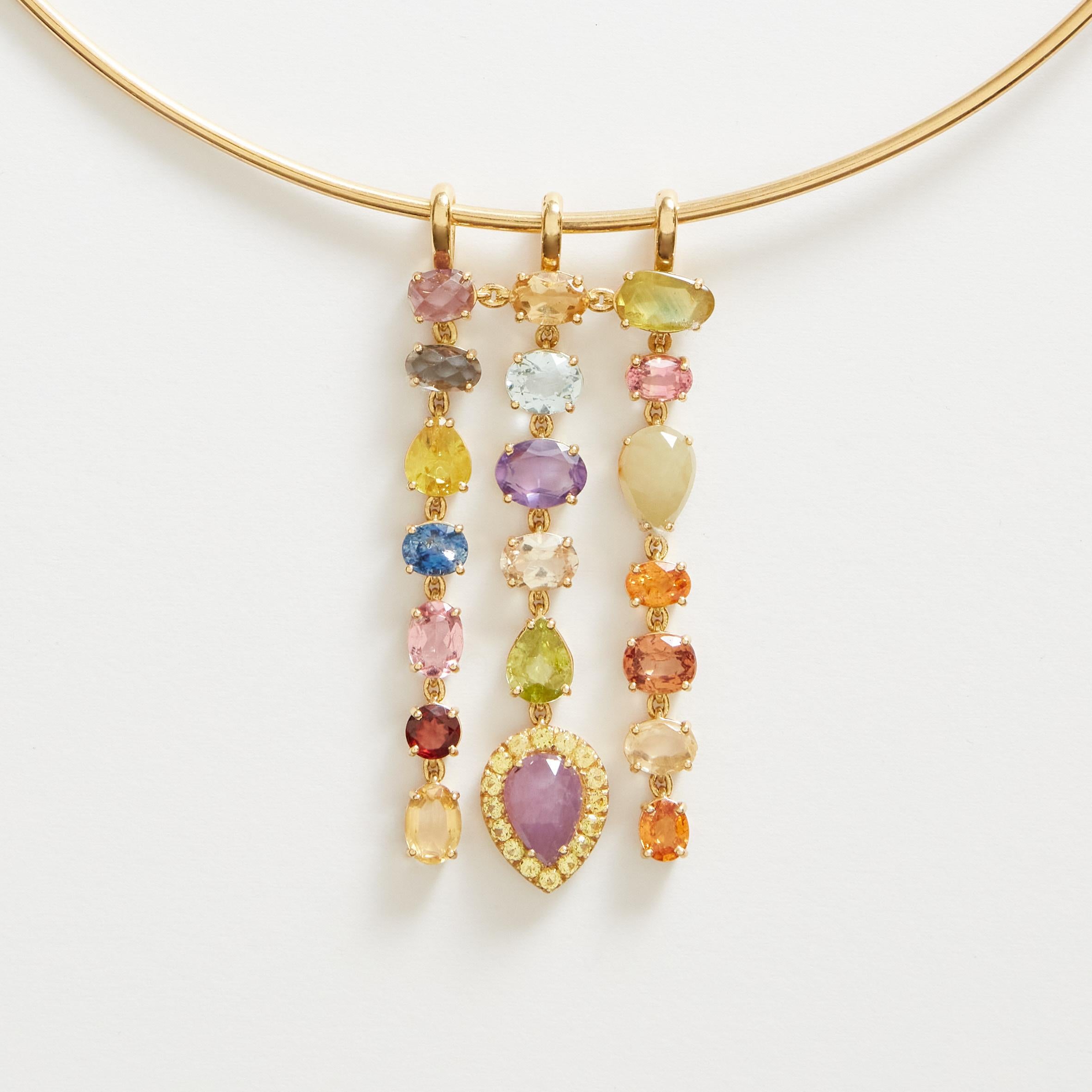 Cet objet est vraiment unique : une cascade de différentes pierres rares avec des rubis et des diamants.  Ce collier peut être porté en toute occasion. Nous le vendons avec un collier rond en or comme support.
Tous les bijoux Giulia Colussi Jewelry