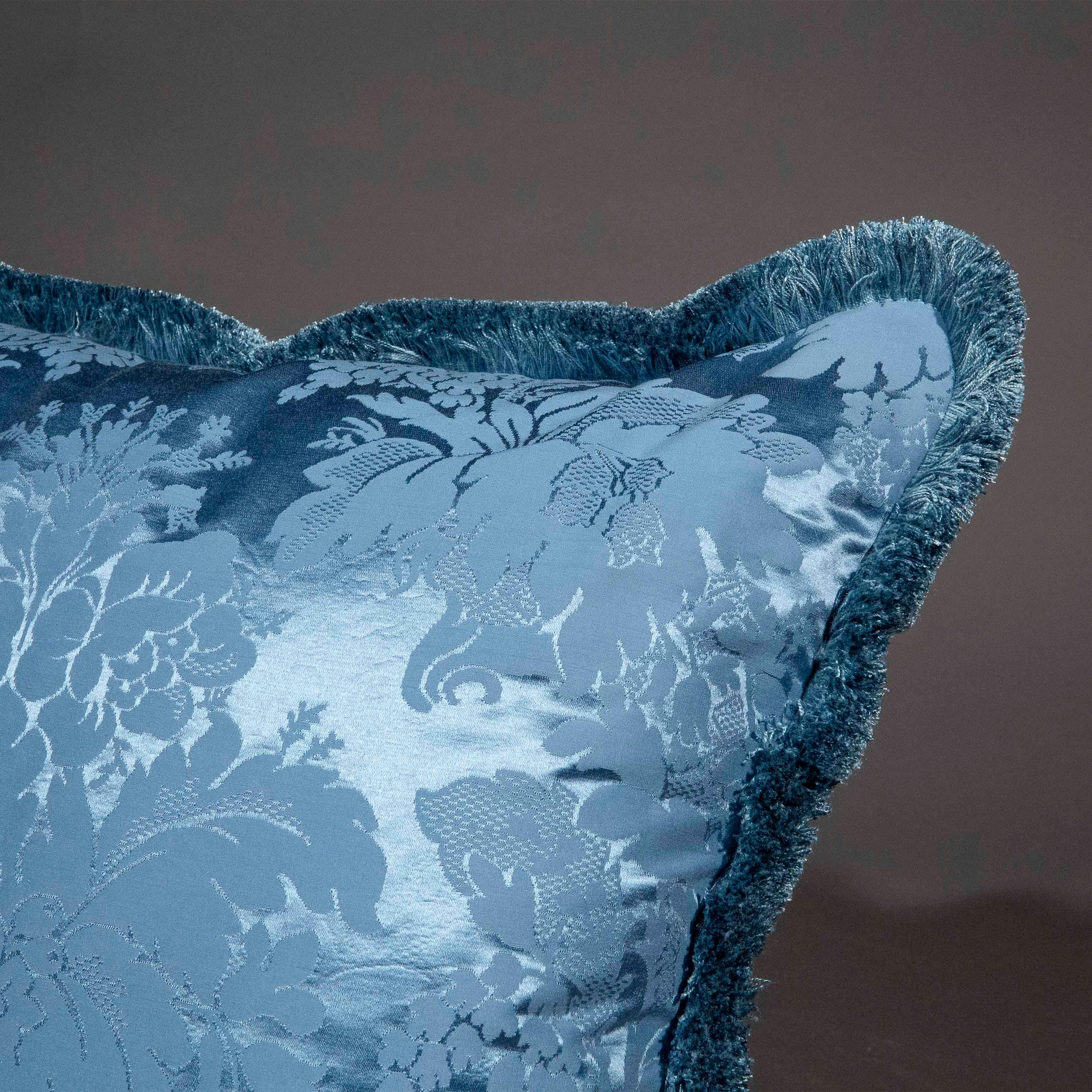 Grandi cuscini decorativi realizzati in pregiato e raro damasco di seta francese d'epoca, con supporto in cotone moderno, frange decorative e imbottitura in piuma. Rifinito a mano, senza cerniere, senza plastica, senza poliestere. La seta riflette