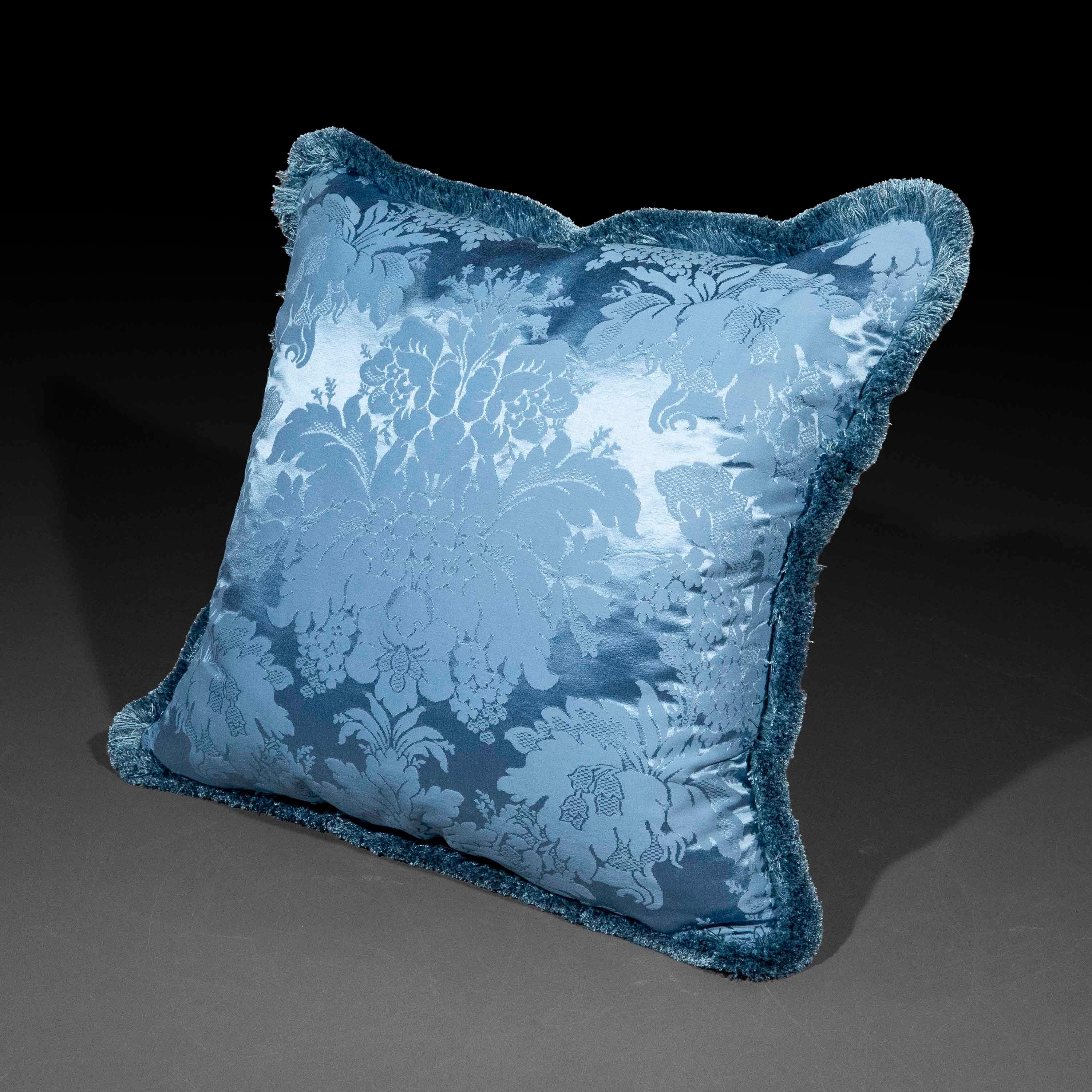 Neorinascimentale Cuscino in seta damascata blu con frange 16
