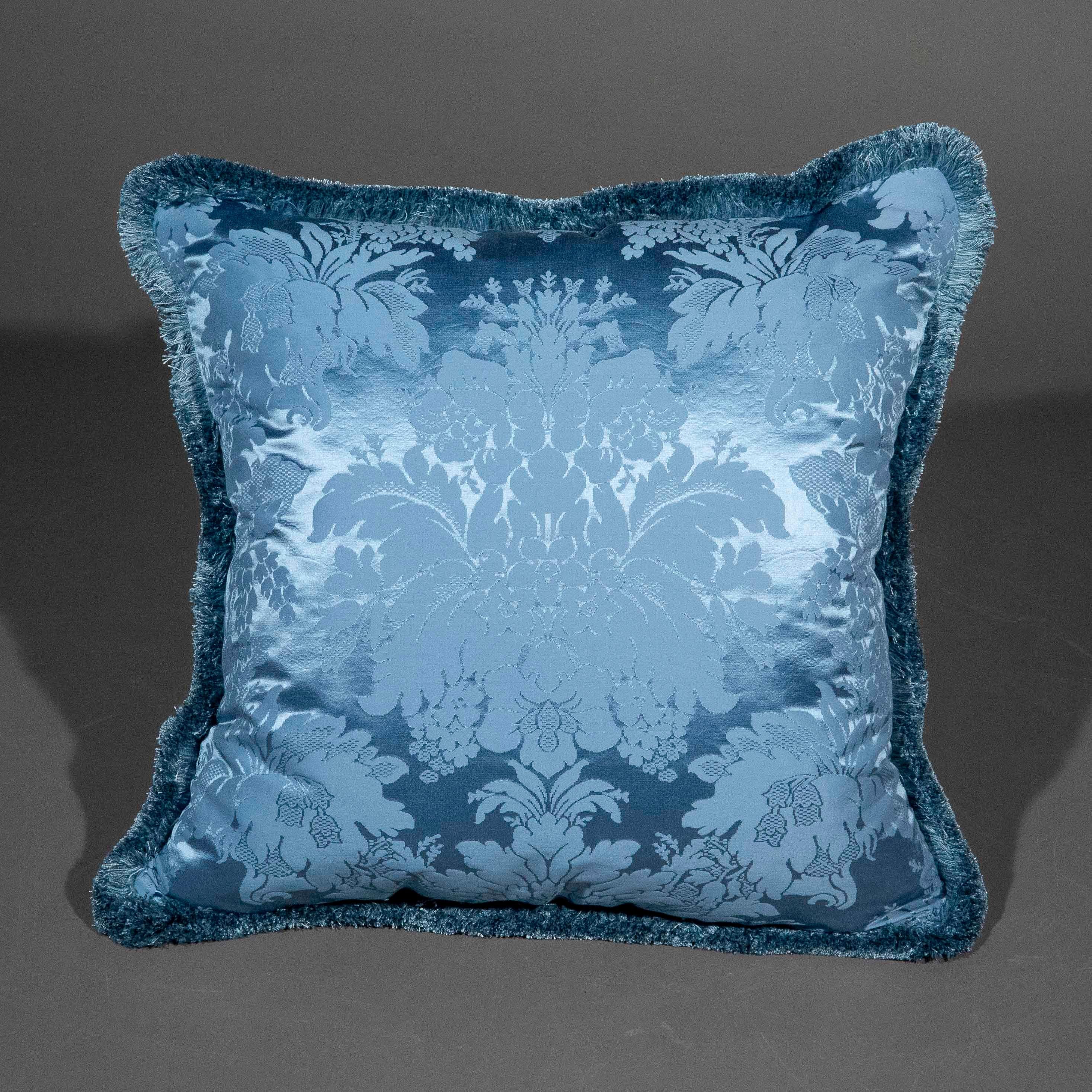 Britannico Cuscino in seta damascata blu con frange 16