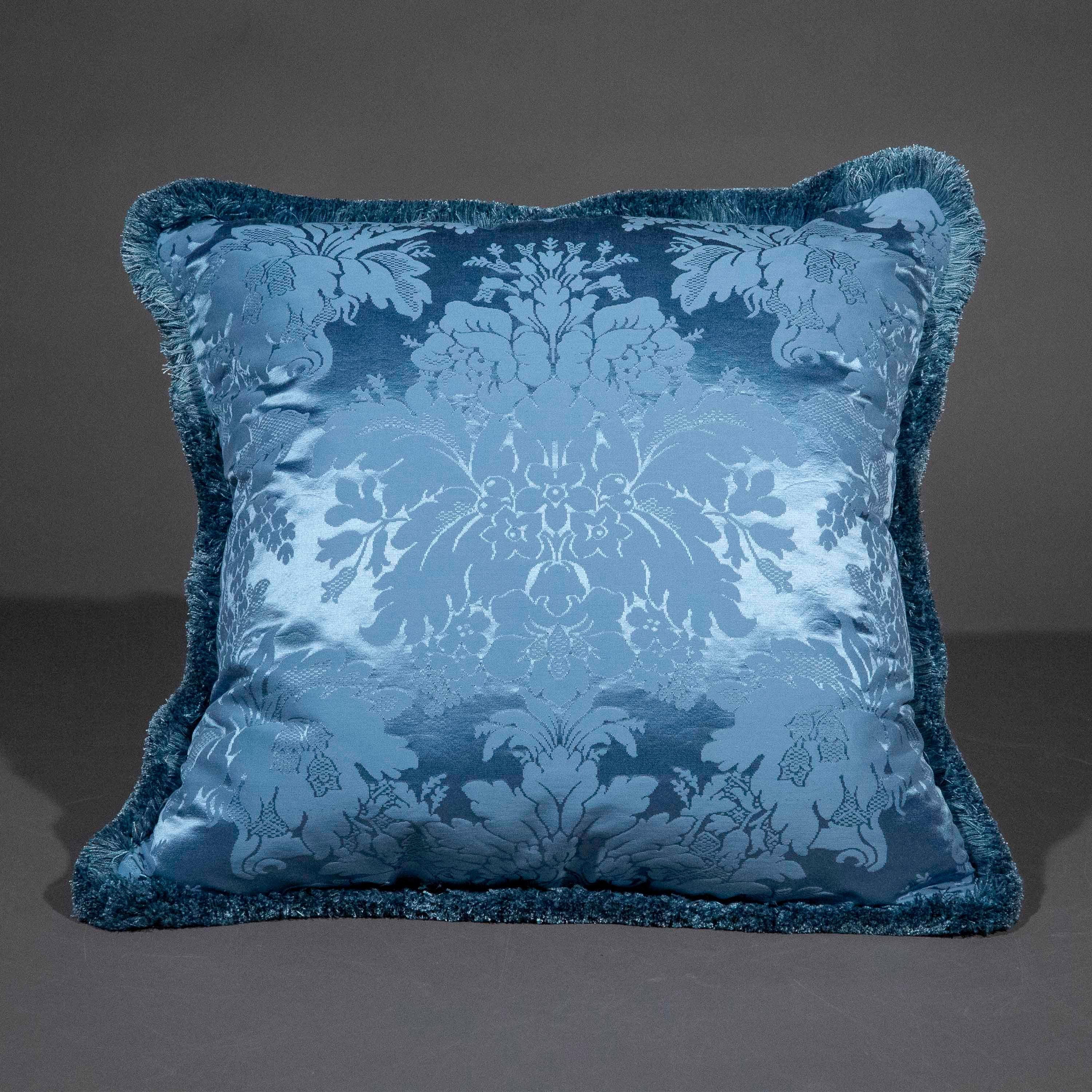 Cuscino in seta damascata blu con frange 16