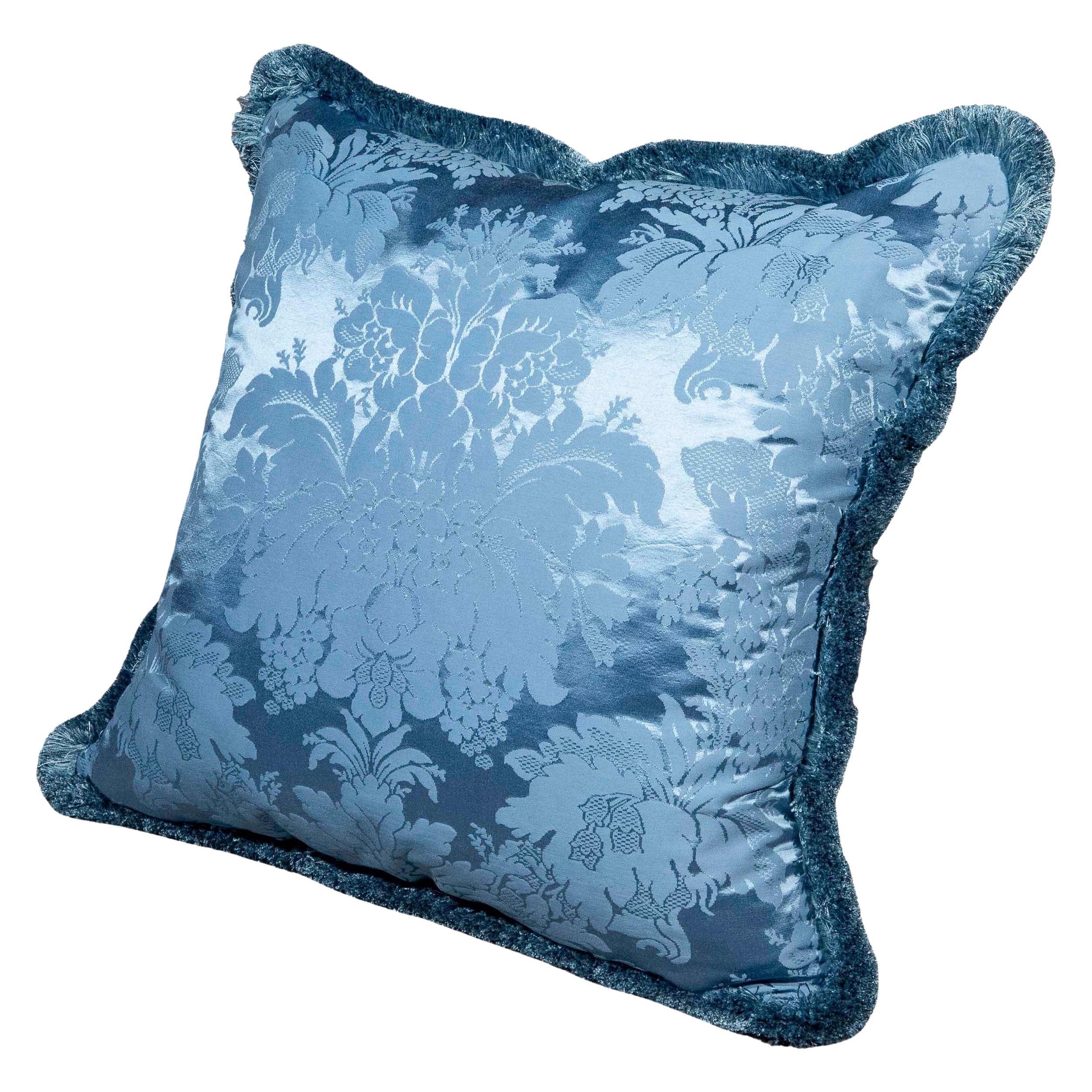 Cojín de Damasco de Seda Azul con Flecos 16" x 16" en venta
