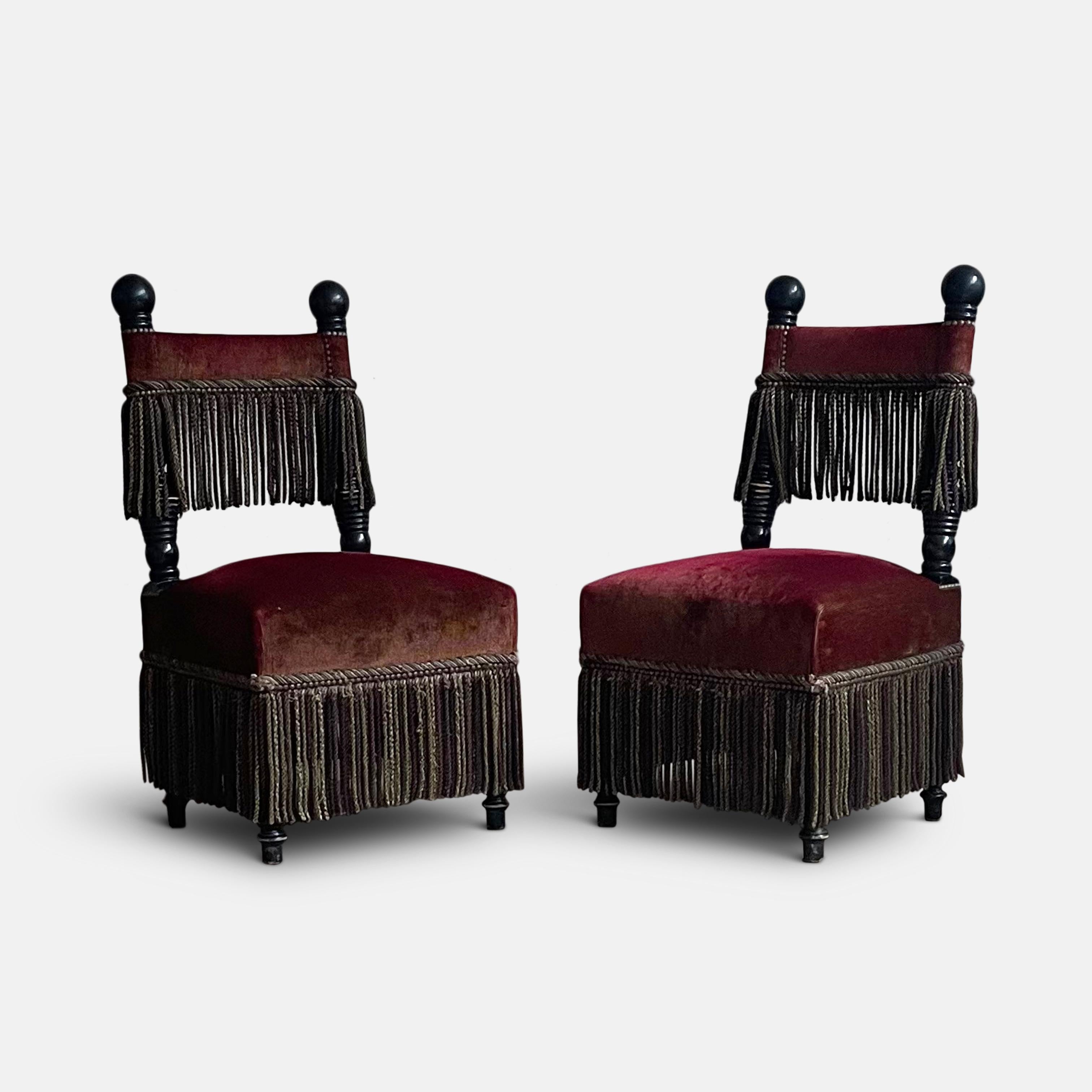 Conçues par Roxanne Rodriguez pour la pâtisserie Ladurée, à Paris, ces chaises ont pris place dans la salle à manger du Salon Paeva, sur l'avenue des Champs-Élysées.
S'inspirant de la riche histoire des intérieurs historiques et des arts décoratifs
