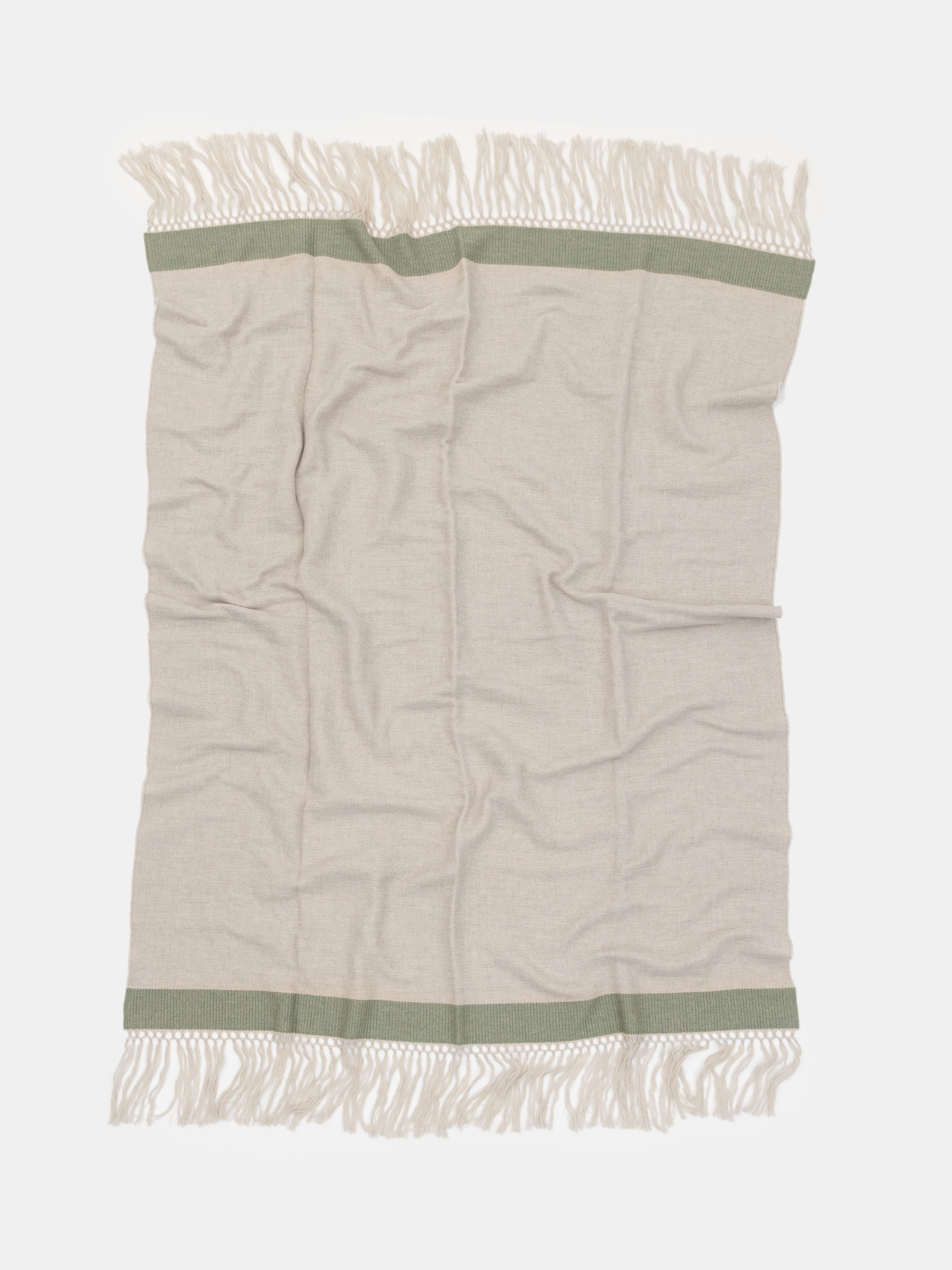 Plaid en laine mérinos avec longues franges nouées à la main - Made in Italy
Fabriqué à Como, en Italie, cet élégant jeté est composé à 100 % de laine mérinos fine, offrant une chaleur, une douceur et une respirabilité naturelles. Son design épuré