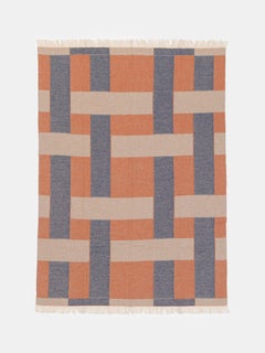 Orange-blau gemusterte Decke mit Fransen