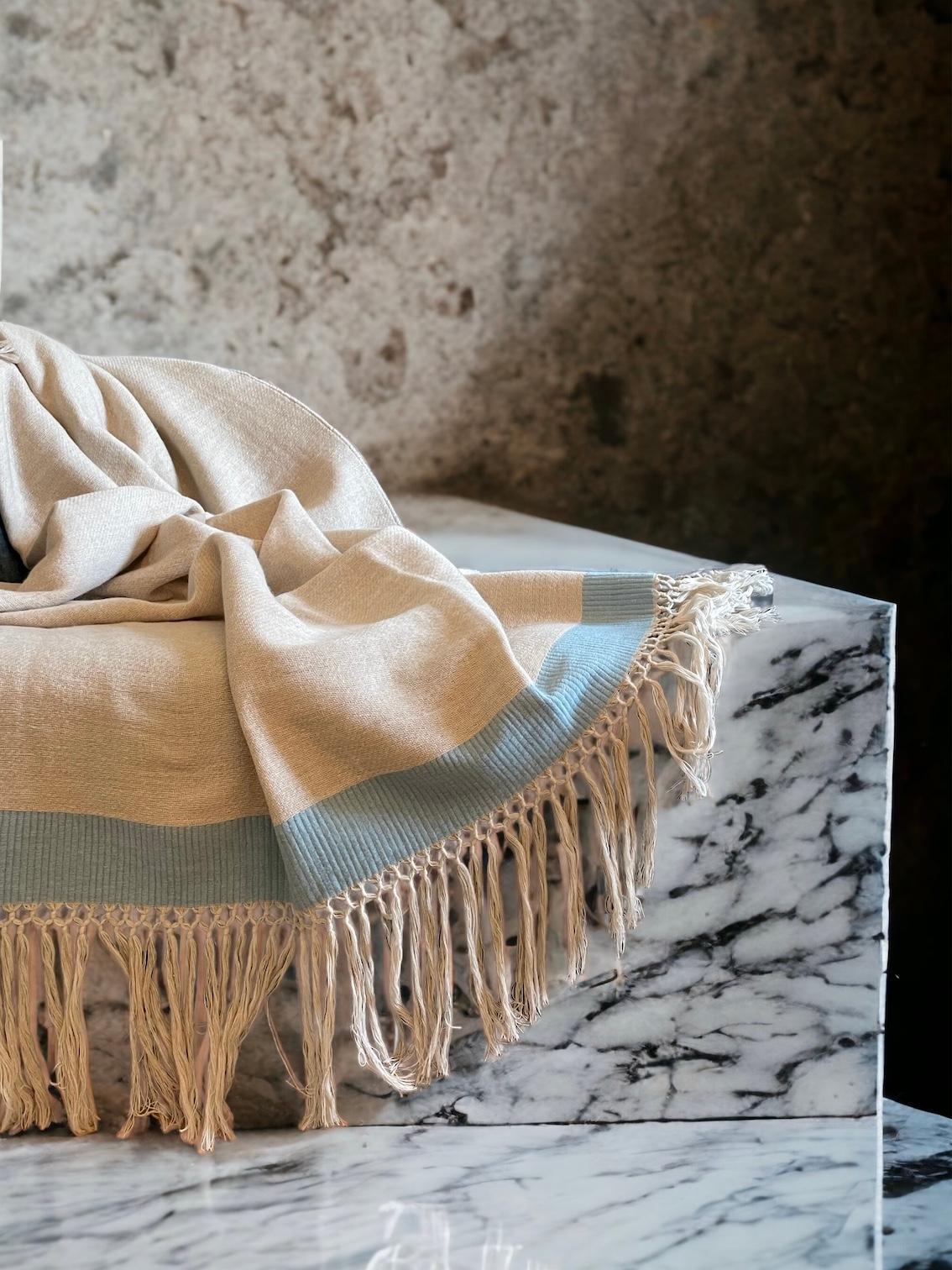 italien Couverture frangée à bandes bleu clair - Made in Italy en vente