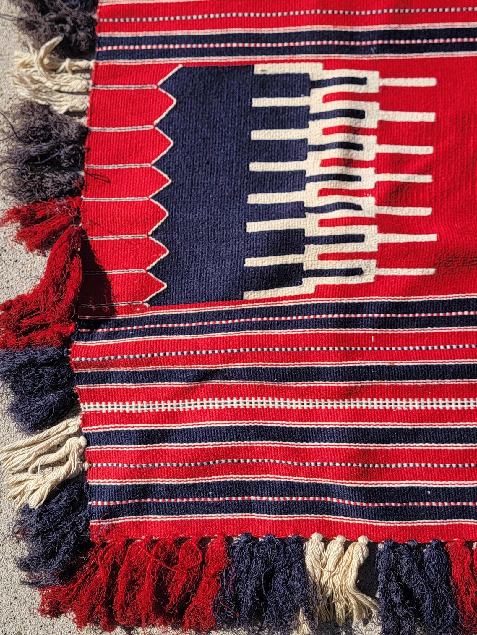 Questa bella tessitura assomiglia a una tessitura di Germantown, ma non siamo sicuri della sua origine. È in condizioni incontaminate e ha un colore e un disegno molto insoliti.