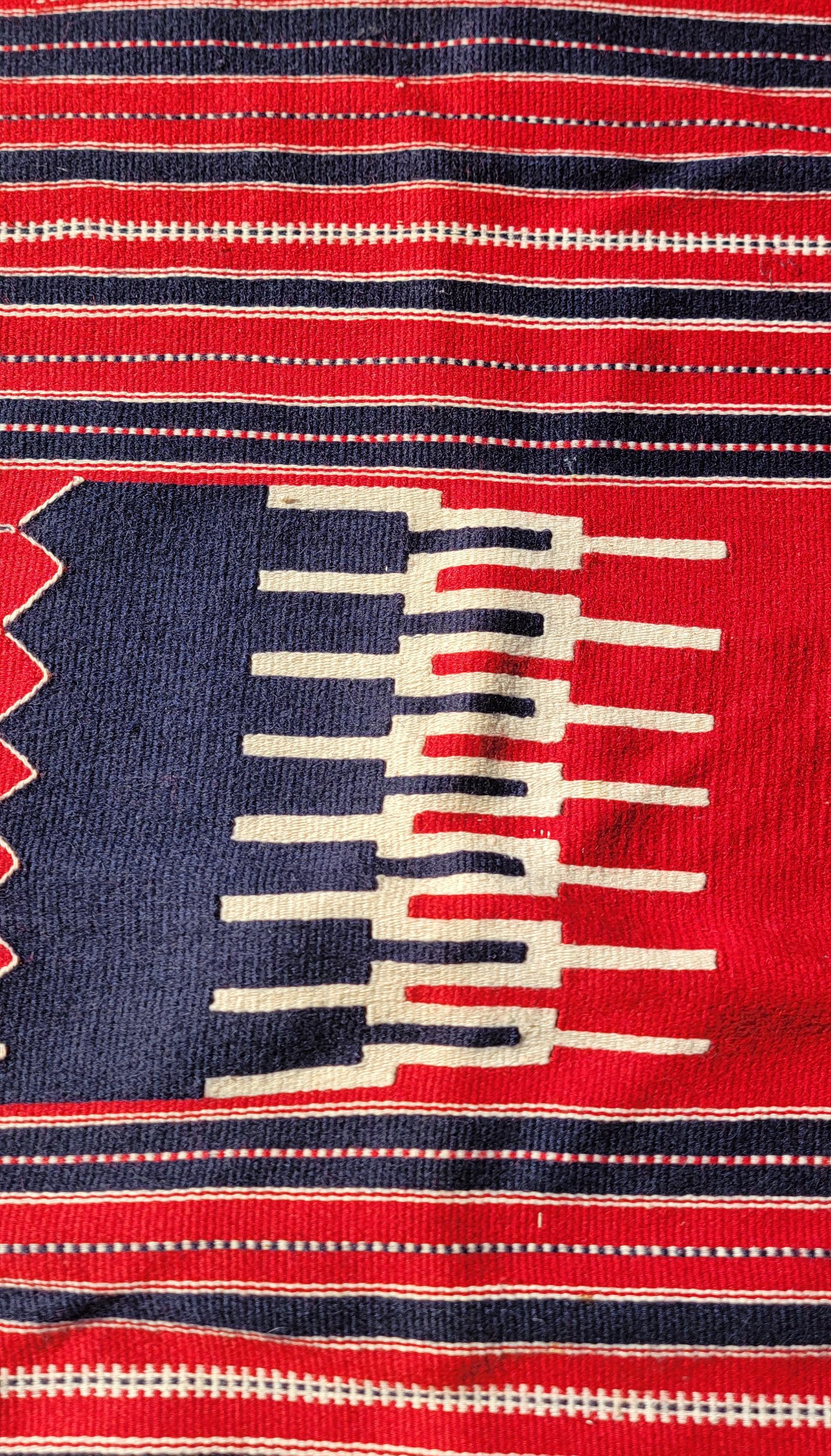 Arte popolare Fringed Navajo Weaving Rug in vendita