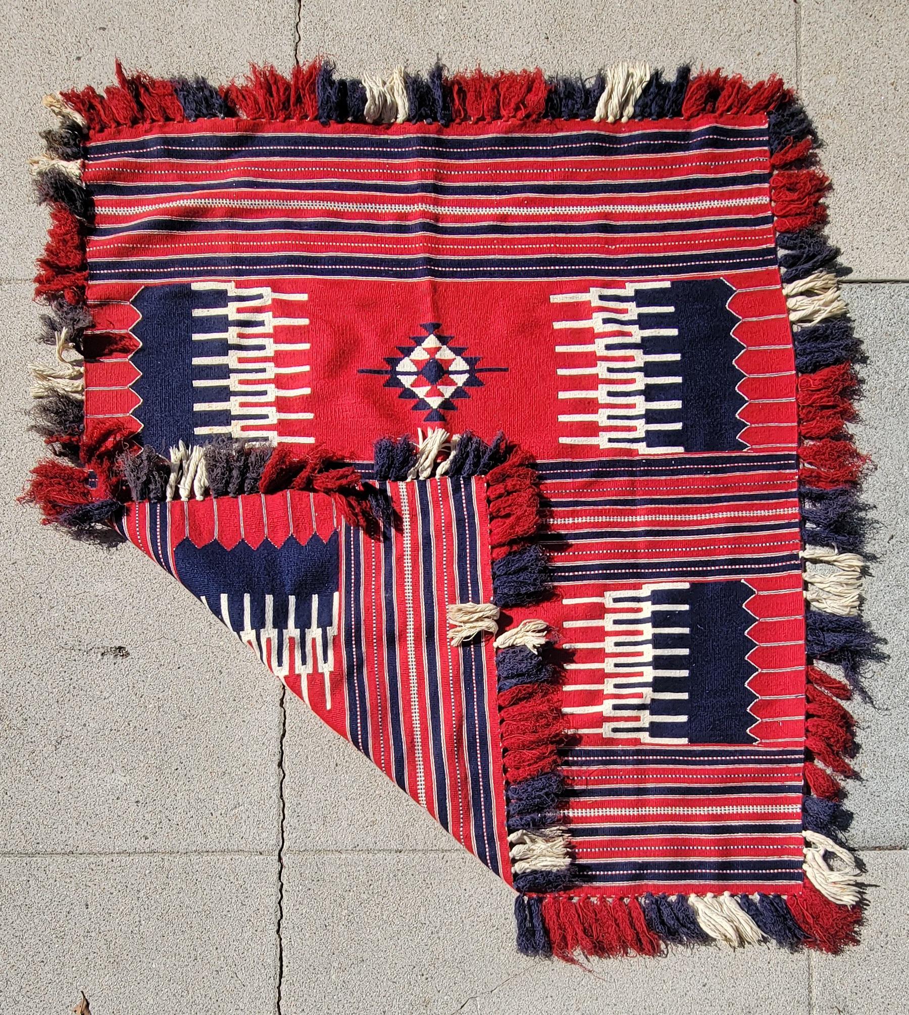 Fringed Navajo Weaving Rug In condizioni buone in vendita a Los Angeles, CA