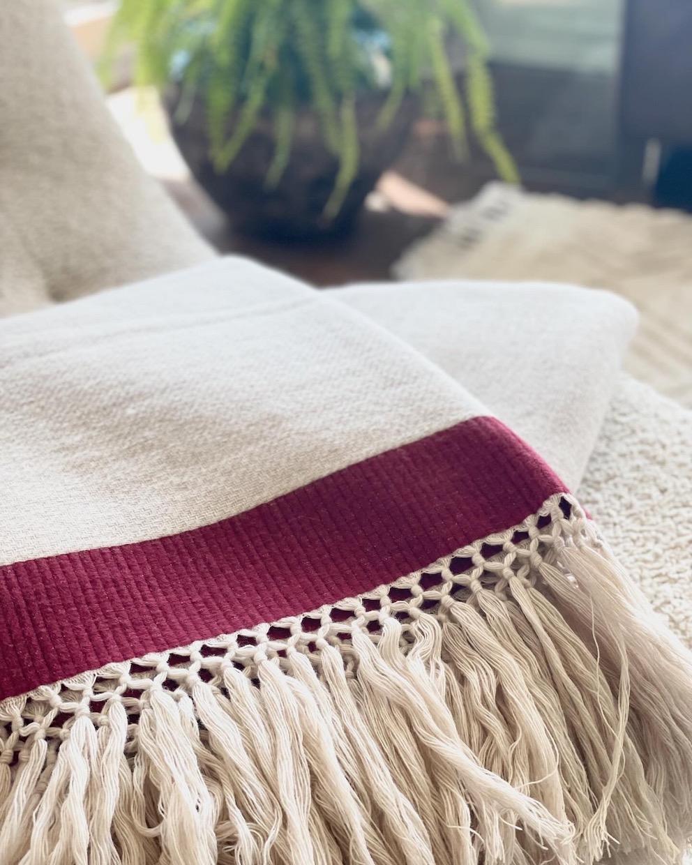 Tissage Couverture frangée à bandes rouges - Made in Italy en vente