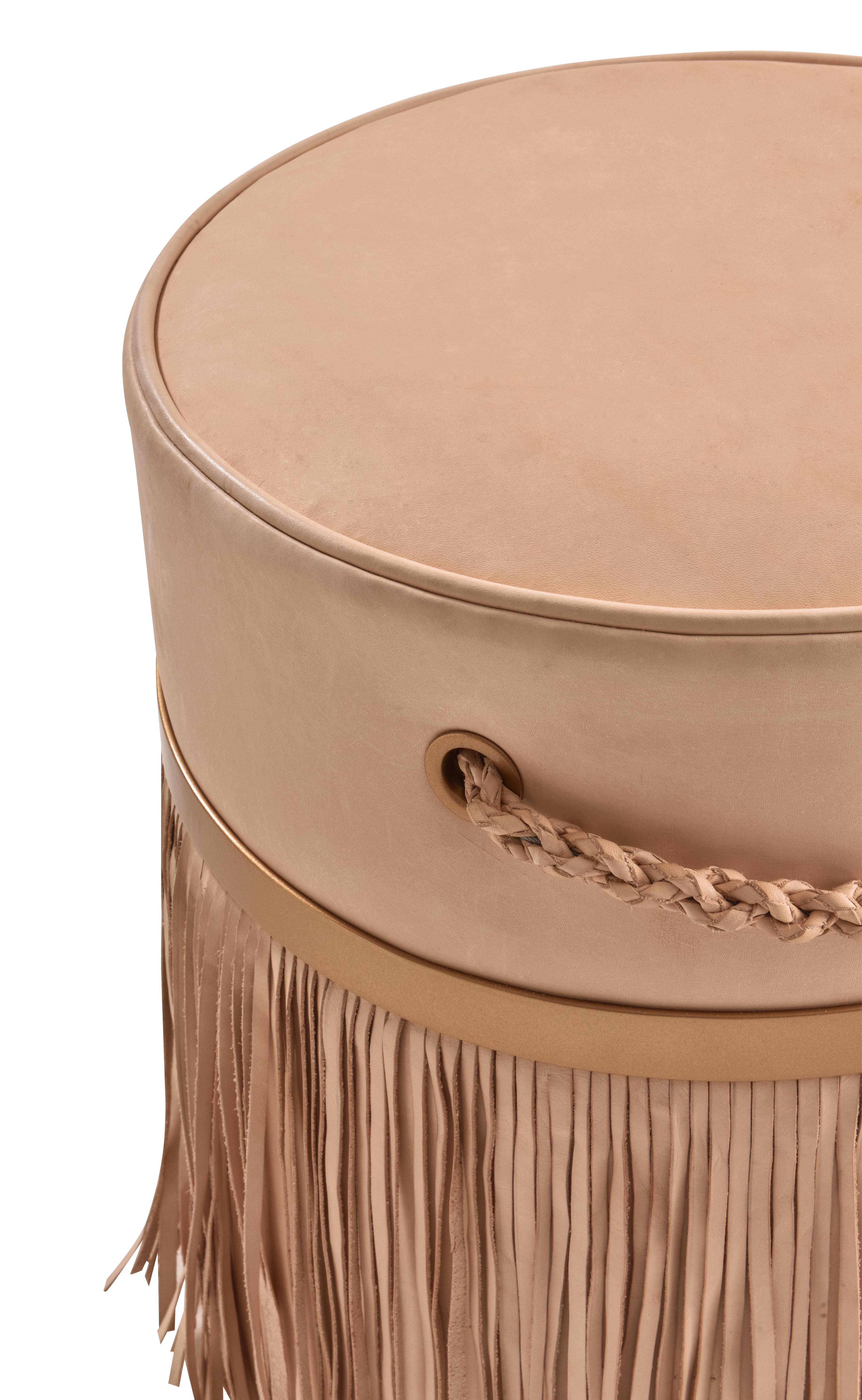 Ecofriendly, the fringed Serena pouf is produced in natural leather without dyeing - it aims at the exalted beauty in the oxidation of the light tone that modifies with the passage of time. It has fringes and hand braided handles, unique features of