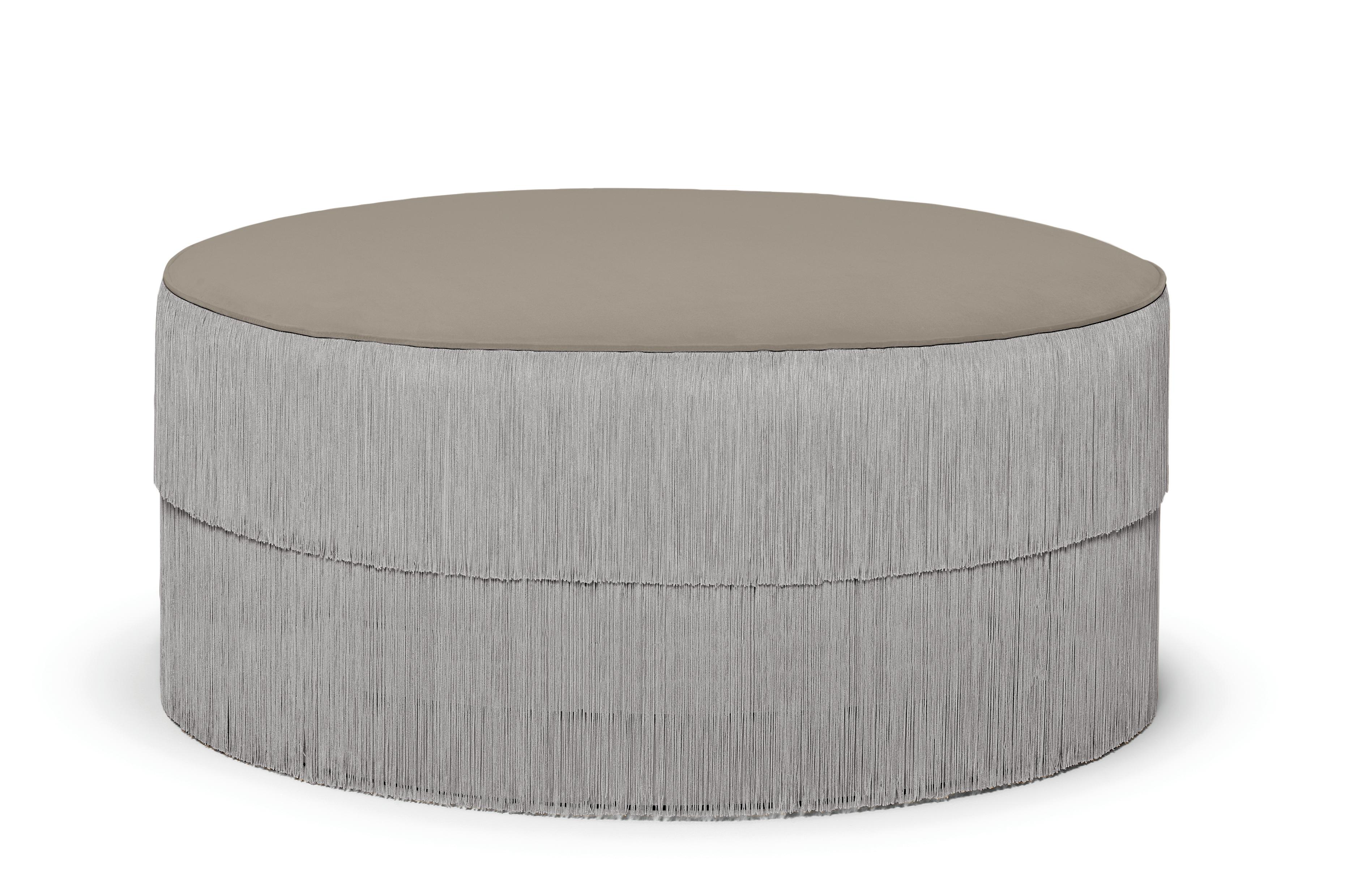 Sgabello Fringes 110 di Munna
Dimensioni: D 110 x L 110 x H 50 cm. SH: 50 cm.
Materiali: Wood, schiuma e imbottitura.
Finitura: Tappezzeria: Velluto di cotone, rif. Deserto, CV03. Frange: Deserto 04.

Disponibile in tutti i tessuti Munna tranne la