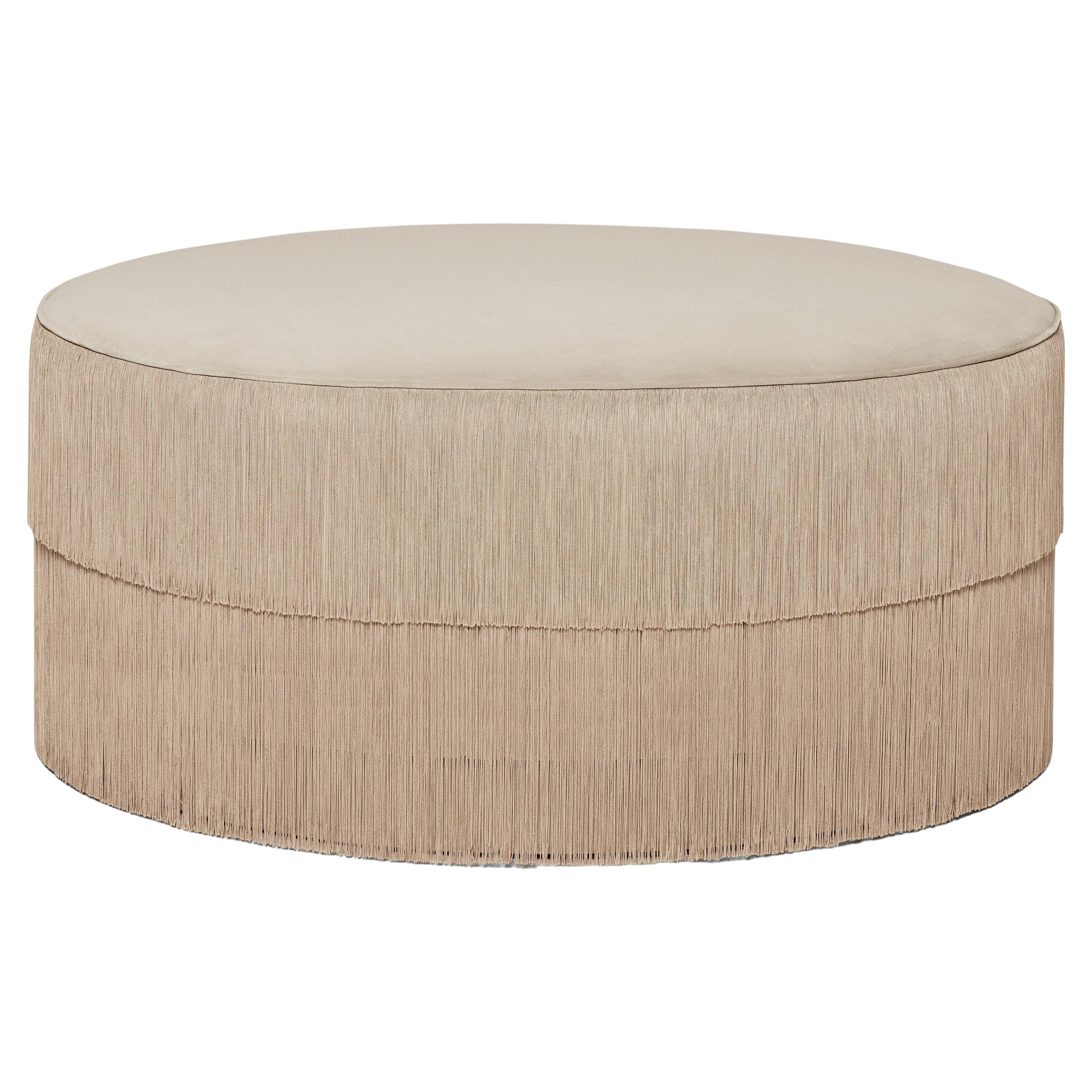 Taburete Fringes 110 by Munna
Dimensiones: P 110 x An 110 x Al 50 cm. SH: 50 cm.
Materiales: Madera, espuma y tapicería.
Acabado: Tapicería y flecos de terciopelo de algodón.

Disponible en todos los tejidos Munna excepto en Seda salvaje, Cuero y