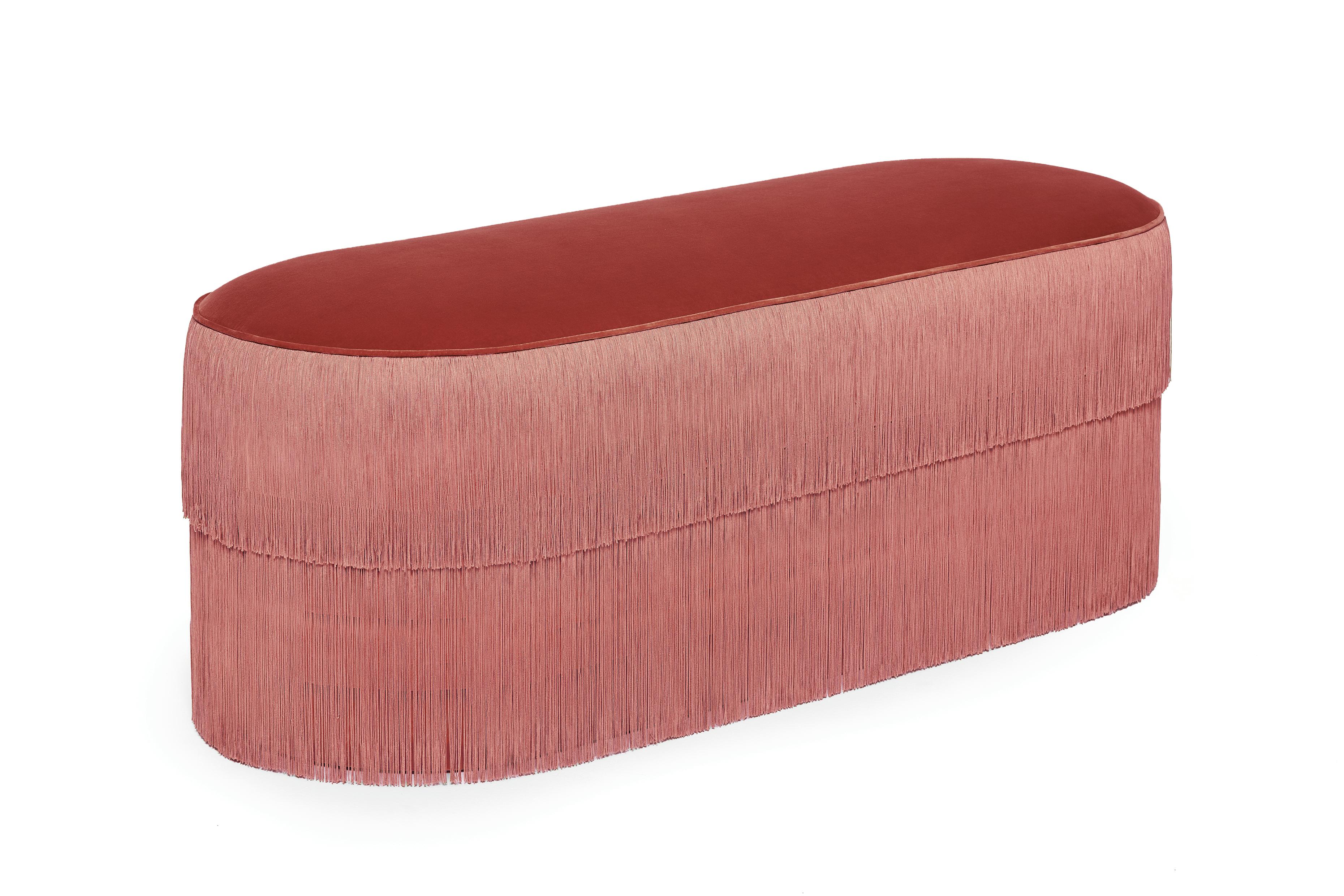 Banc Fringes 140 de Munna
Dimensions : D 50 x L 140 x H 50 cm. SH : 50 cm.
MATERIAL : Bois, mousse et rembourrage.
Finition : Tissu en velours de coton et franges.

Disponible dans tous les tissus Munna à l'exception de la soie sauvage, du cuir et
