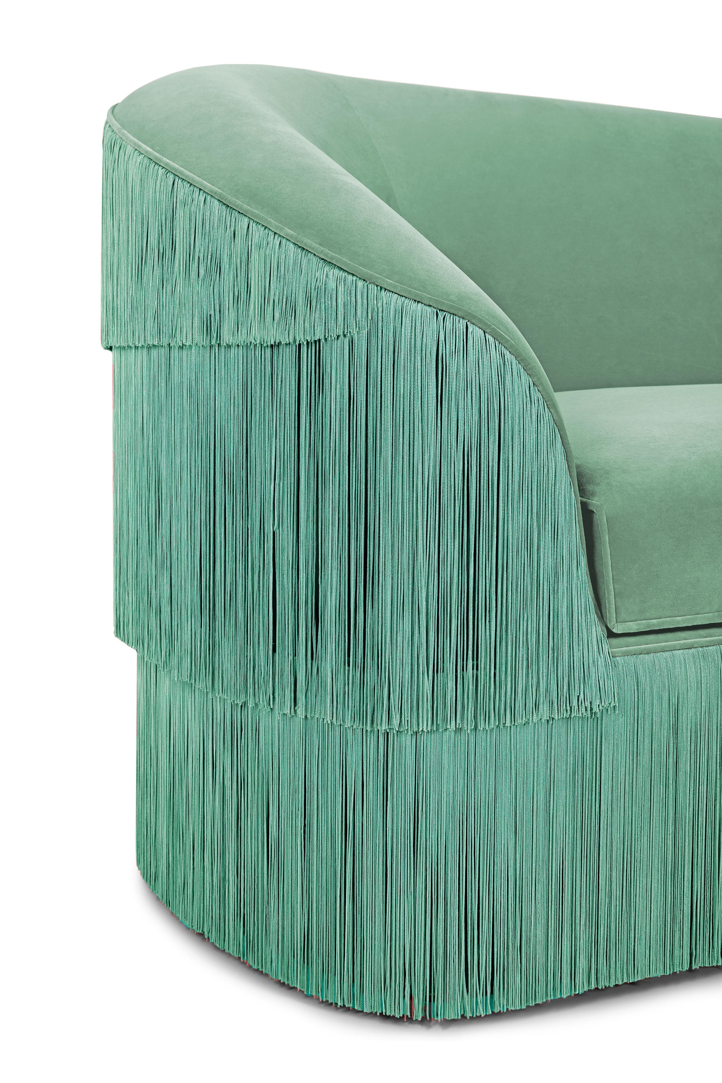 Sofá Fringes 280 de Munna
Dimensiones: P 100 x An 280 x Al 91 cm. SH: 47 cm.
Materiales: Madera, espuma y tapicería.
Acabado: Tapicería y flecos de terciopelo de algodón.

Disponible en todos los tejidos Munna excepto en Seda salvaje, Cuero y