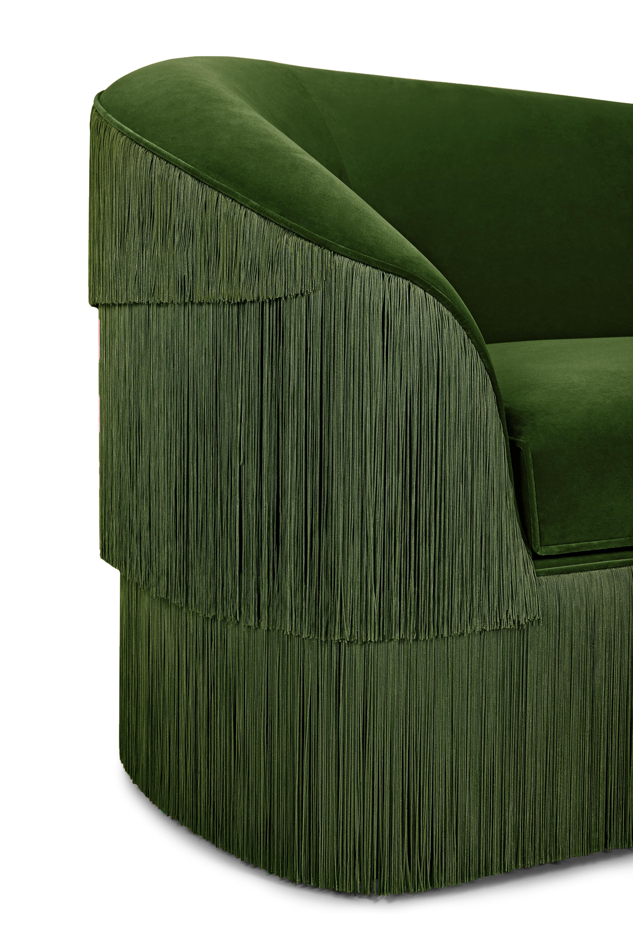 Sofá Fringes 280 de Munna
Dimensiones: P 100 x An 280 x Al 91 cm. SH: 47 cm.
Materiales: Madera, espuma y tapicería.
Acabado: Tapicería y flecos de terciopelo de algodón.

Disponible en todos los tejidos Munna excepto en Seda salvaje, Cuero y