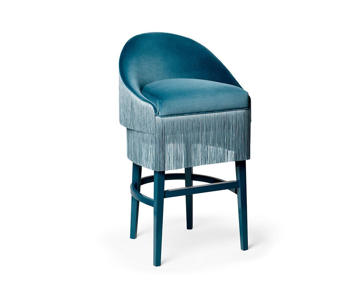 Fringes-Thekenhocker von Munna
Abmessungen: T 54 x B 57 x H 90 cm. SH: 70 cm.
MATERIALIEN: Holz, Schaumstoff, Nickel und Polsterung.
Ausführung: Polsterung: Baumwolle Samt, ref. Stahlblau, CV27. Fransen: Blassblau 49. Detail Metall: Gebürstetes