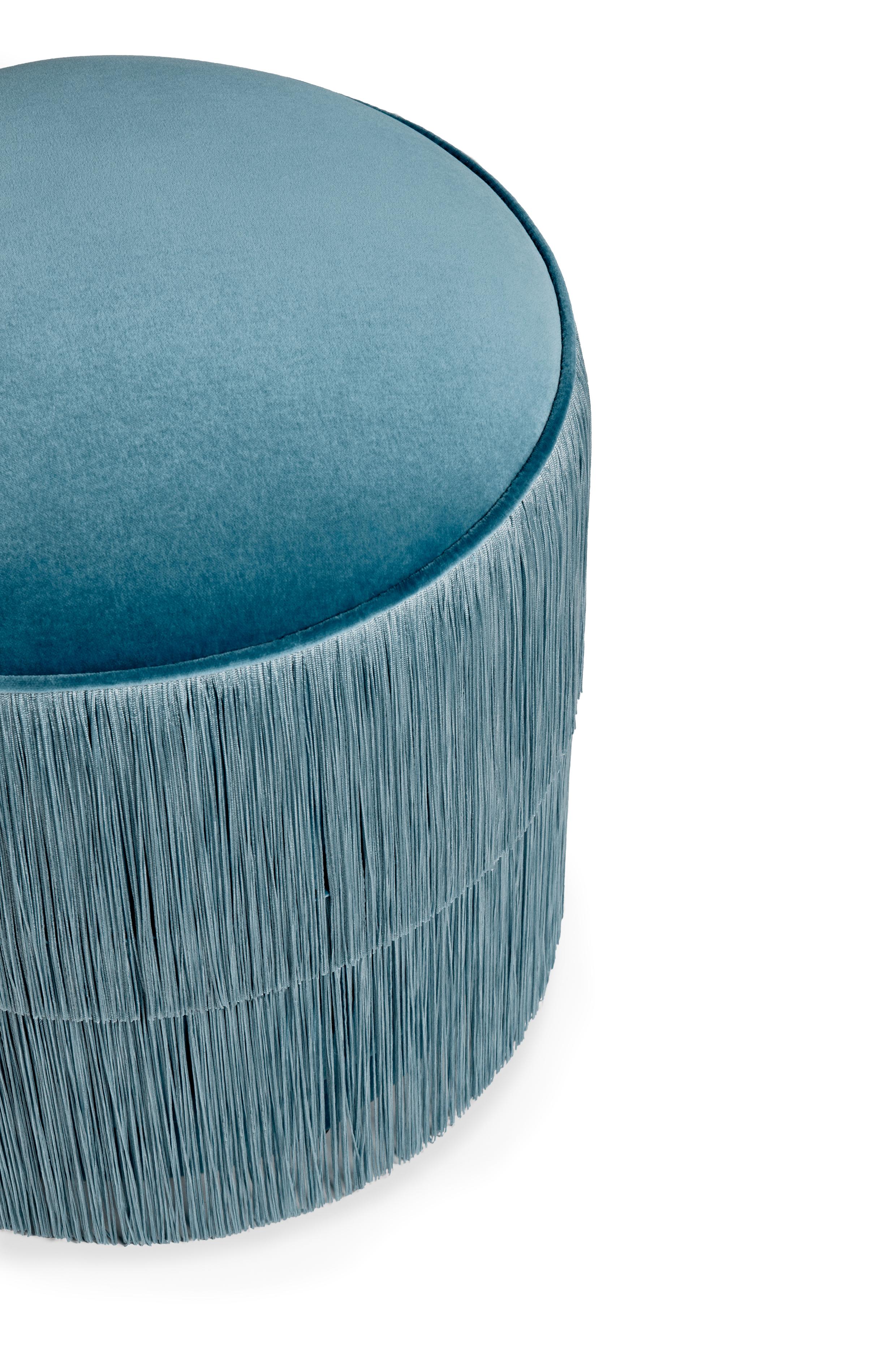 Taburete Fringes by Munna
Dimensiones: P 50 x An 50 x Al 50 cm. SH: 50 cm.
Materiales: Madera, espuma y tapicería.
Acabado: Tapizado: Terciopelo de algodón, ref. Azul acero, CV27. Flecos: Azul Pálido 49. 

Disponible en todos los tejidos Munna