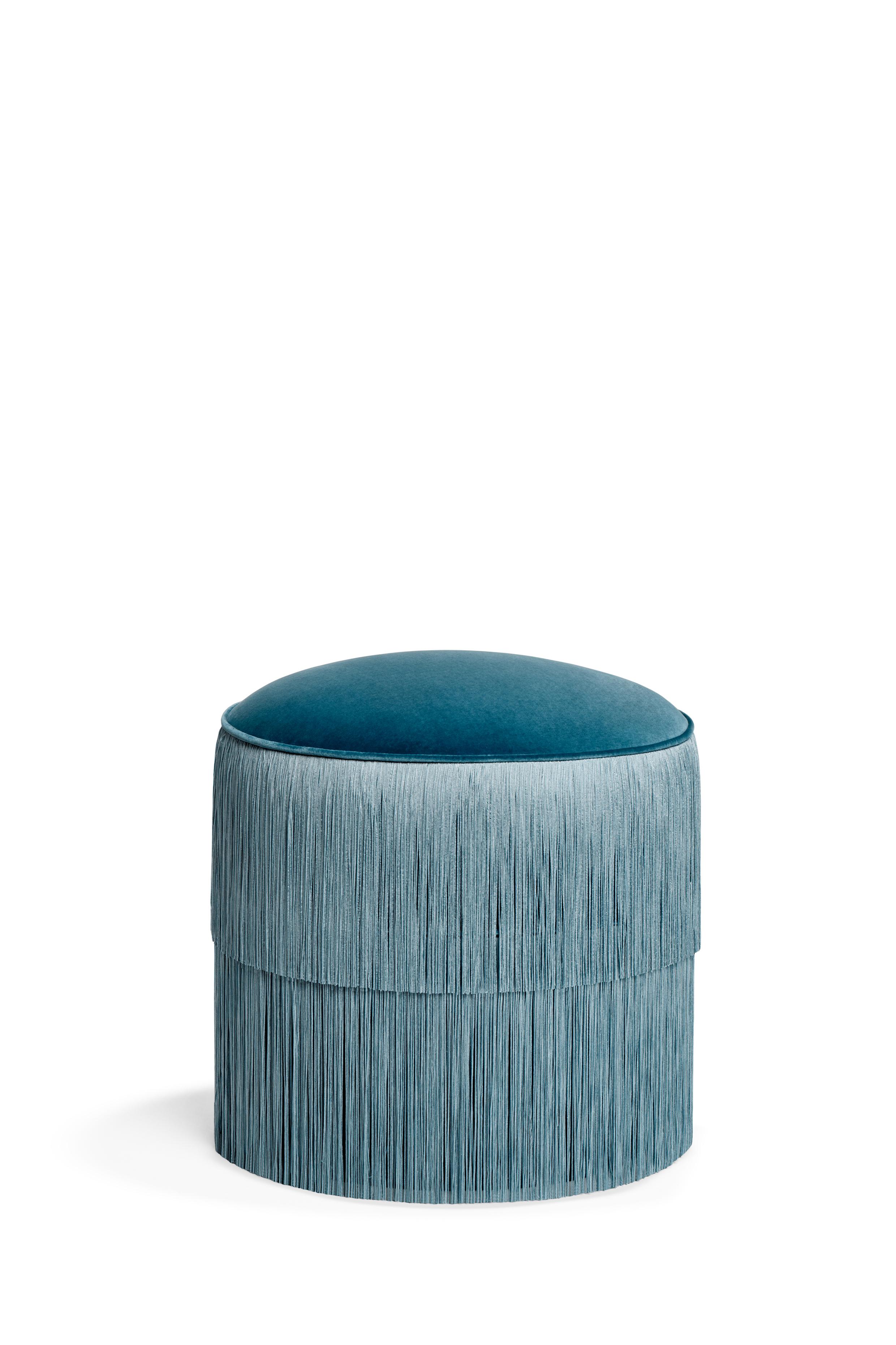 Taburete Fringes by Munna
Dimensiones: P 50 x An 50 x Al 50 cm. SH: 50 cm.
Materiales: Madera, espuma y tapicería.
Acabado: Tapicería y flecos de terciopelo de algodón.

Disponible en todos los tejidos Munna excepto en Seda salvaje, Cuero y Classic