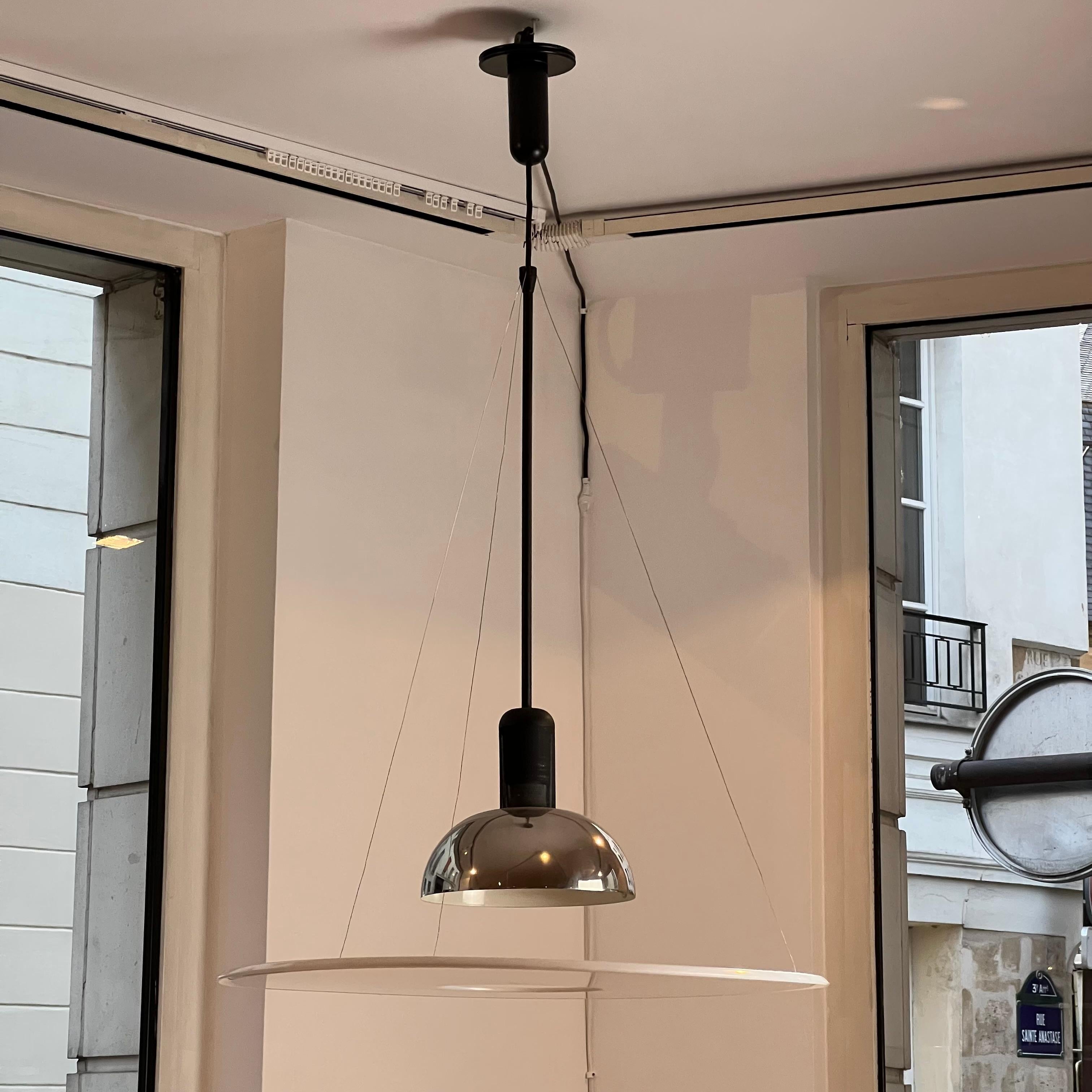 This suspension was created by Achille Castiglioni for the Italian manufacturer Flos. He was one of the most important designer of 20th century . He will be recognized for his avant-garde creations and sometimes inspired by the ready-made. The