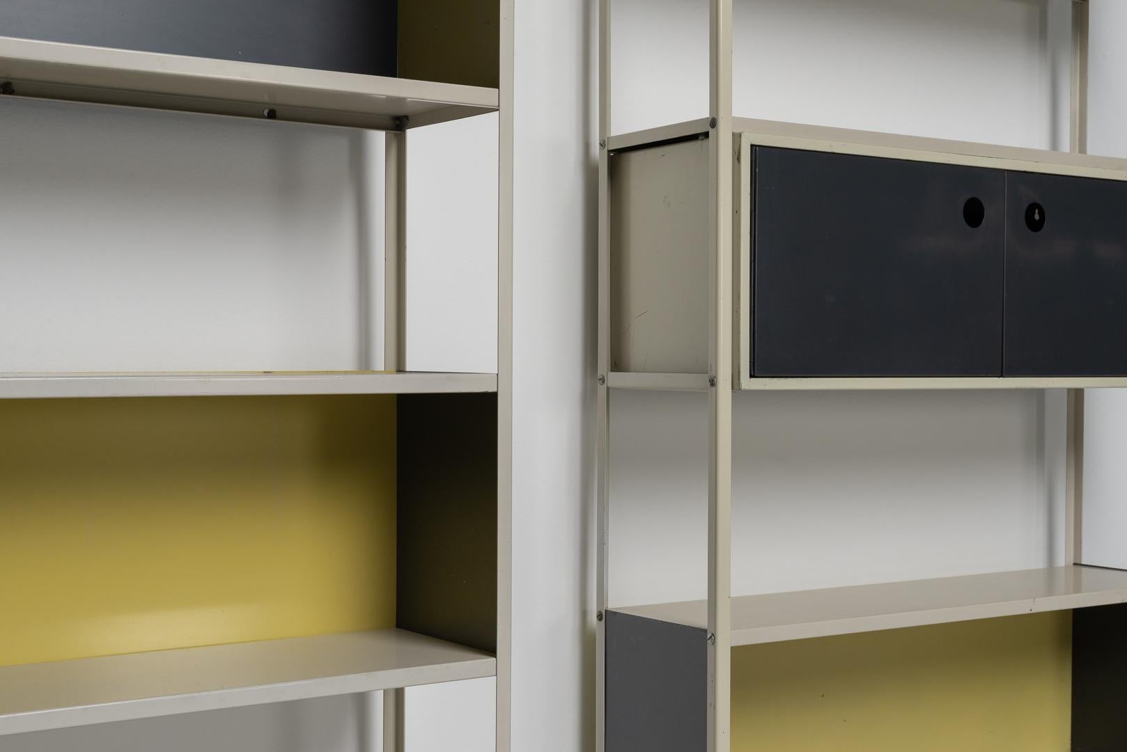 Rare metal bookcase shelving unit designed by Friso Kramer for De Bijenkorf produced by Asmeta in 1953. Martin Visser commissioned Friso Kramer to design a simple usable shelving unit for de Bijenkorf. The beautiful combination of colours reflected