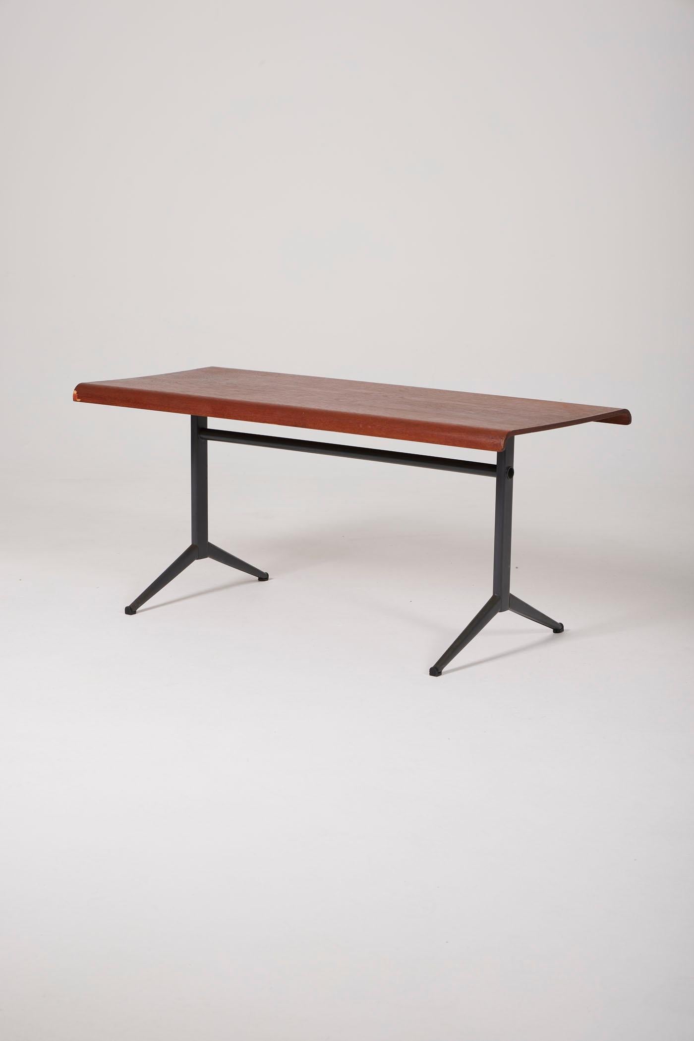 Coffee table by Dutch designer Friso Kramer for Auping, from the 1960s. It consists of a teak plywood tabletop and a black lacquered metal base. A lack of veneer is to be noted on two corners, visible in the photos.
DV426