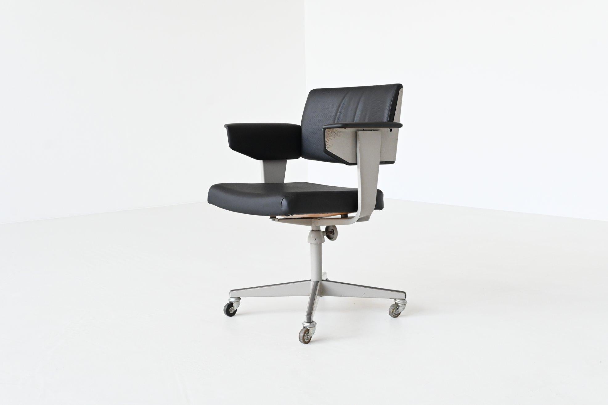 Very nice and rare industrial Resort desk chair designed by Friso Kramer and manufactured by Ahrend de Cirkel, The Netherlands 1960. The chair has a light grey lacquered metal frame with cross legs and wheels. The seat, back and arms are upholstered