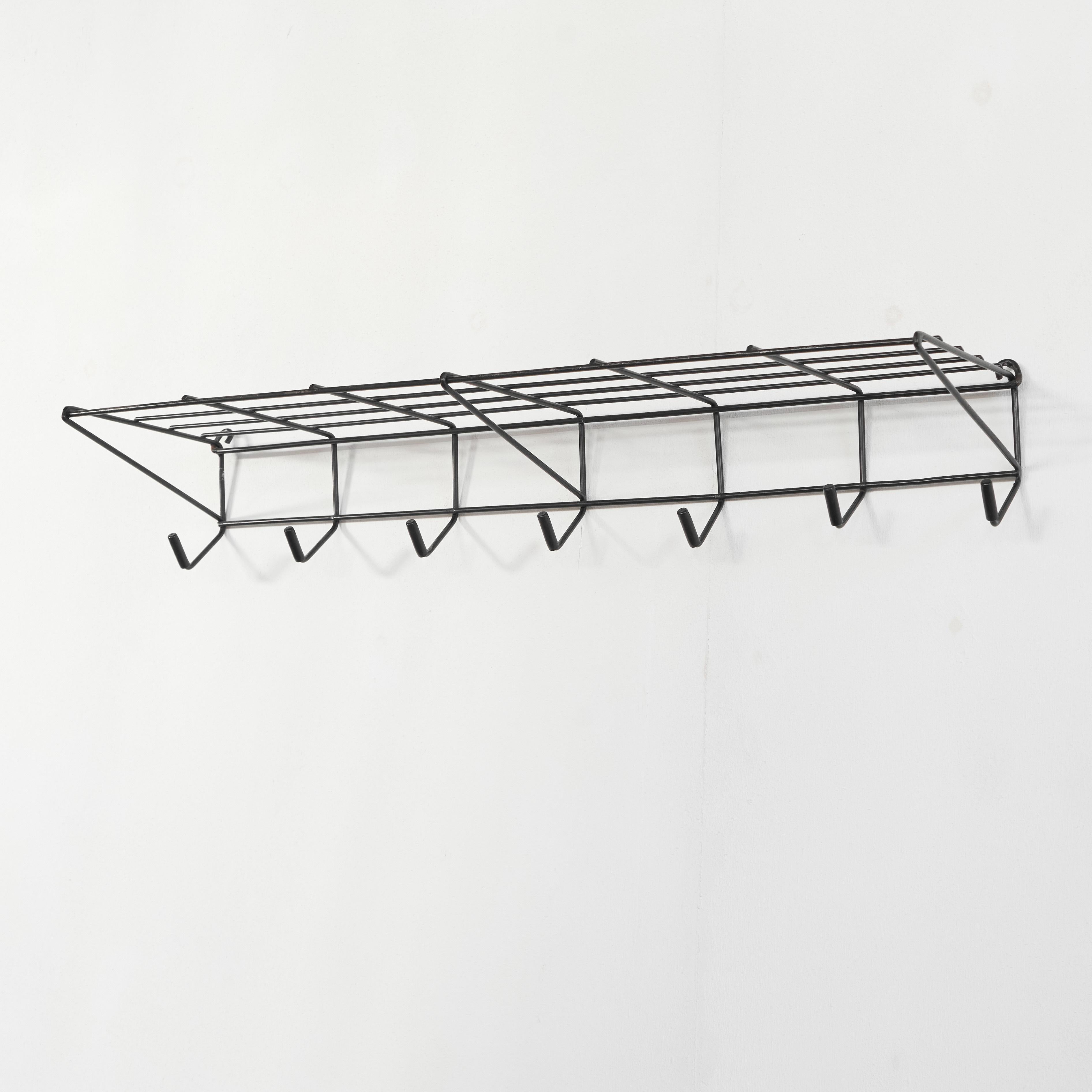 Appendiabiti in filo metallico Friso Kramer DZ05 'Deurne' per 't Spectrum, Bergeijk, Paesi Bassi, 1956.

Splendido appendiabiti modernista con struttura in filo metallico del famoso designer olandese Friso Kramer (1922-2019). Un grande design di