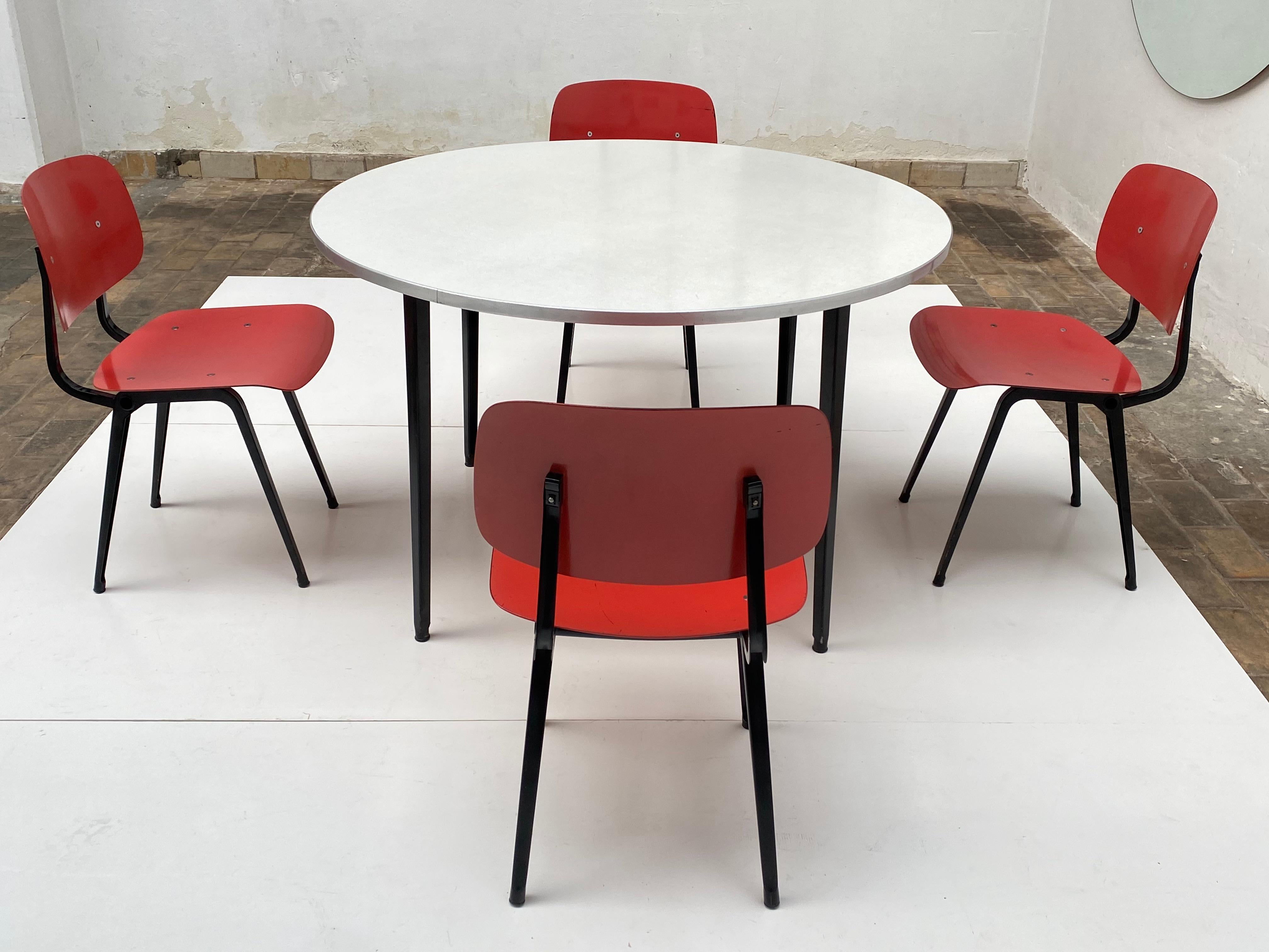 Friso Kramer Early Edition Revolt Chairs + Rare Matching Round Reform Table 1953 In Good Condition In bergen op zoom, NL