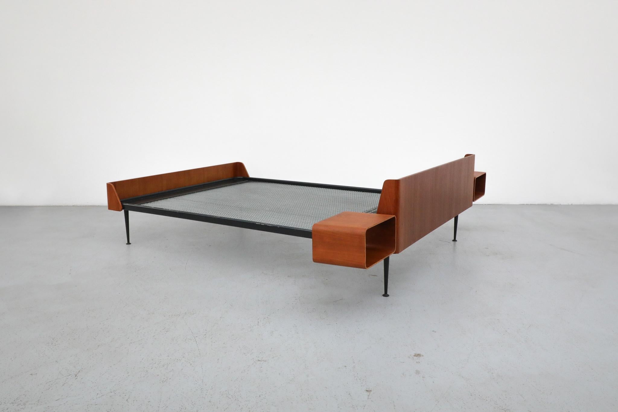 Cama con mesillas de noche 'Serie Euroika' de Friso Kramer para Auping, años 50 en Bueno estado para la venta en Los Angeles, CA