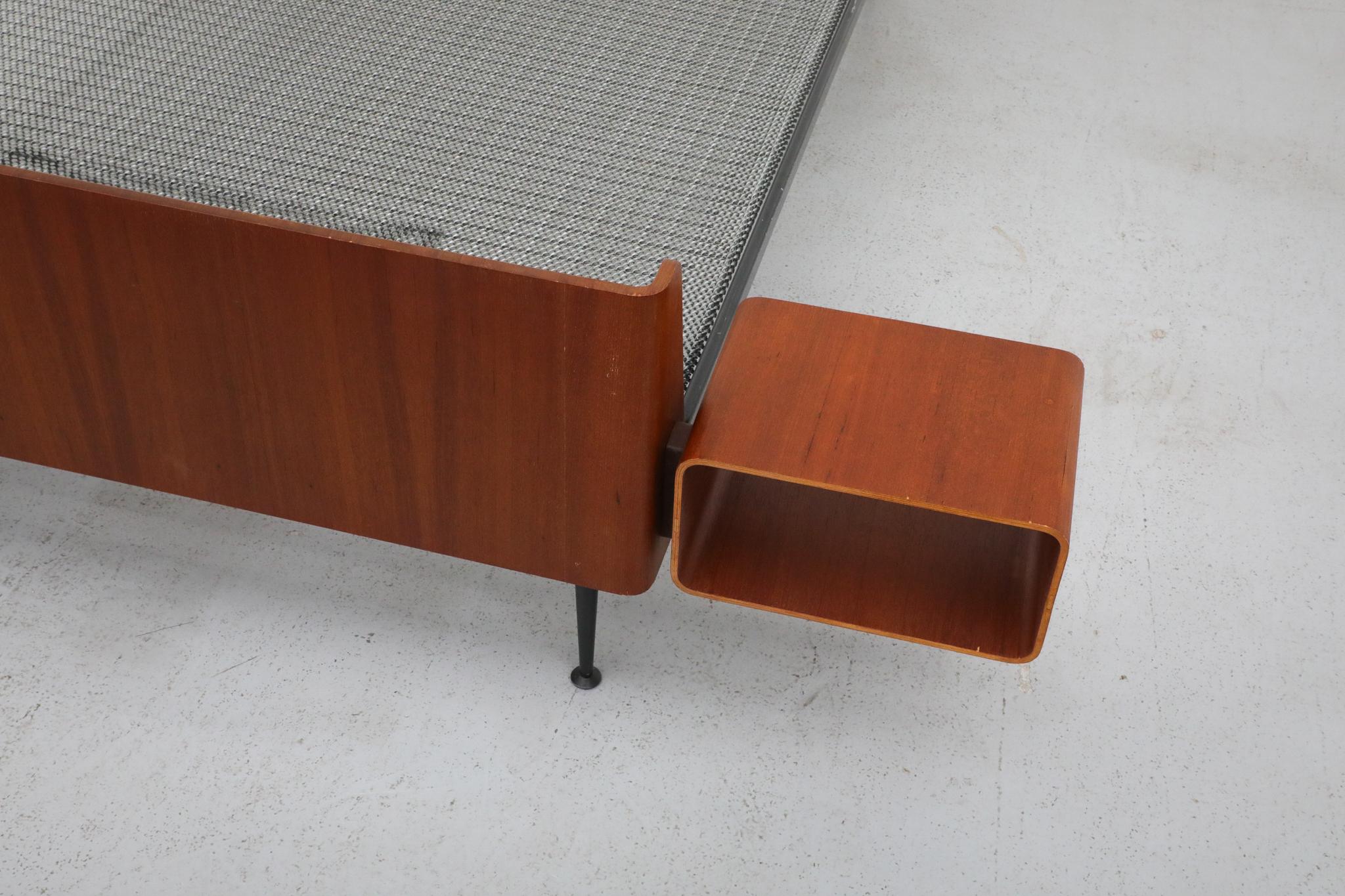 Cama con mesillas de noche 'Serie Euroika' de Friso Kramer para Auping, años 50 Metal en venta